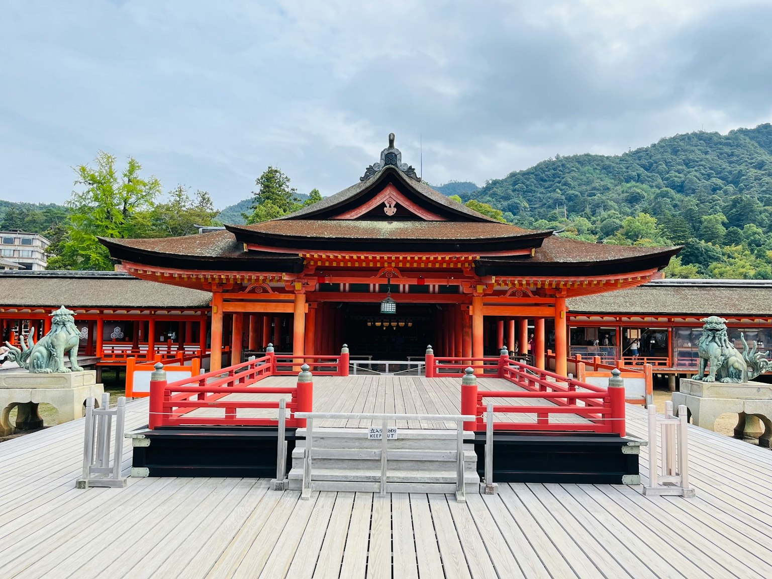 Bâtiment traditionnel japonais avec des piliers rouges et une large terrasse