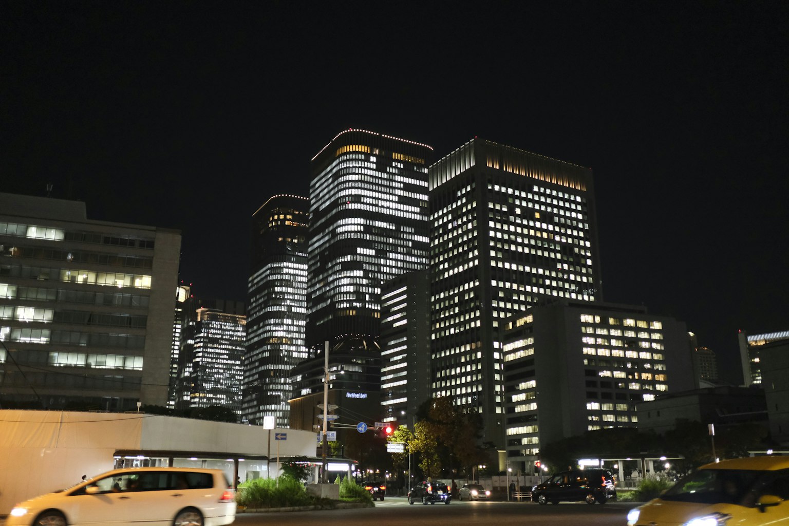 Gratte-ciels illuminés dans une ville la nuit