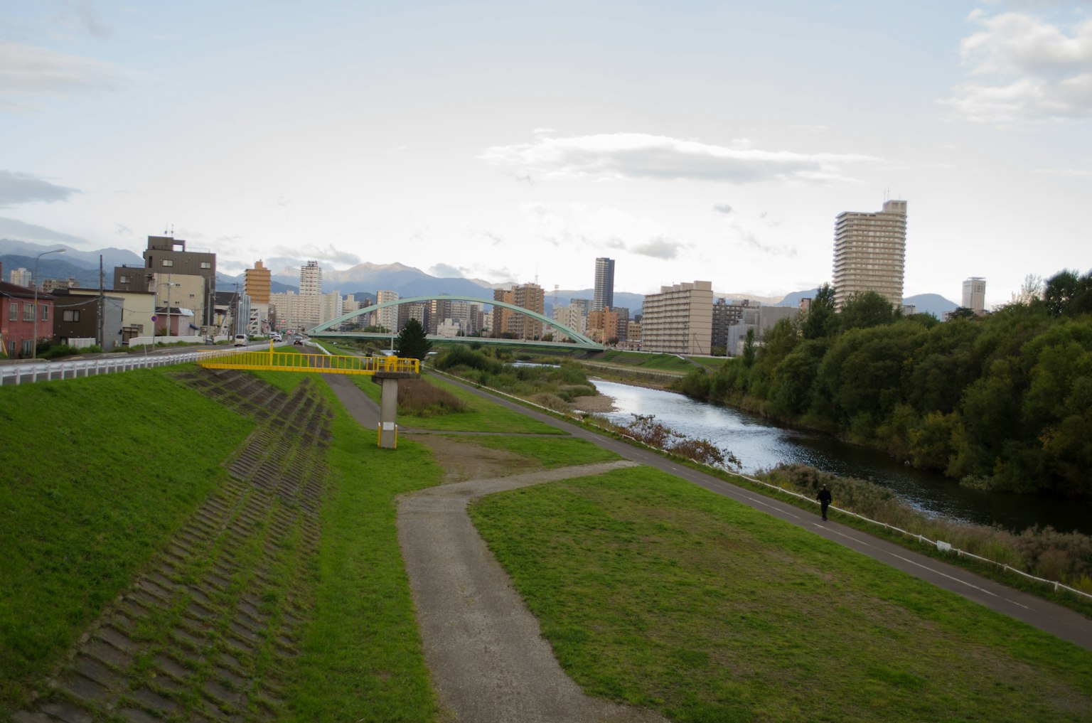 Paysage urbain avec des bâtiments et une rivière avec des montagnes en arrière-plan