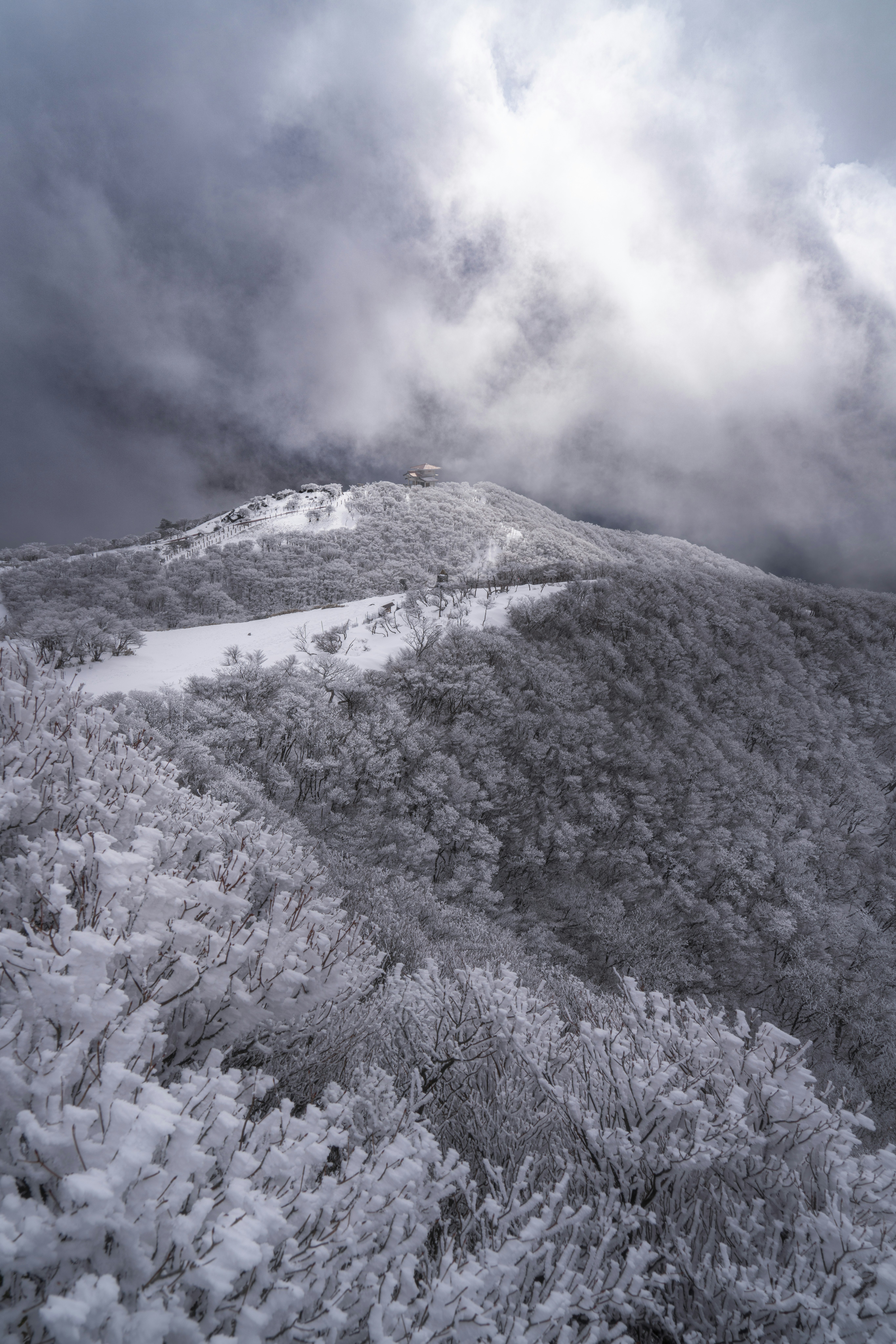 雲層下的雪山山脊景色