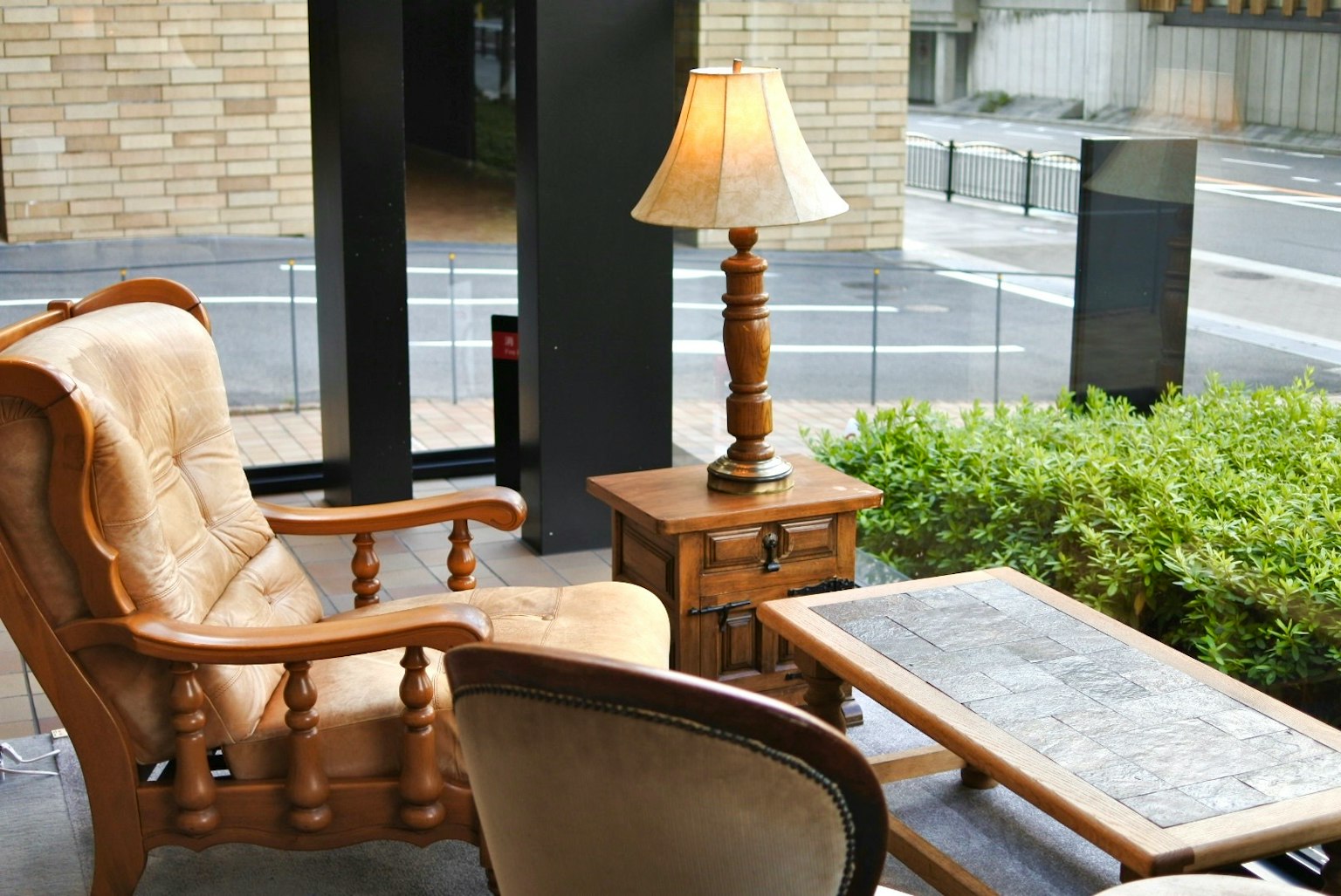 Sillón de cuero acogedor y mesa de madera en un espacio de vida luminoso
