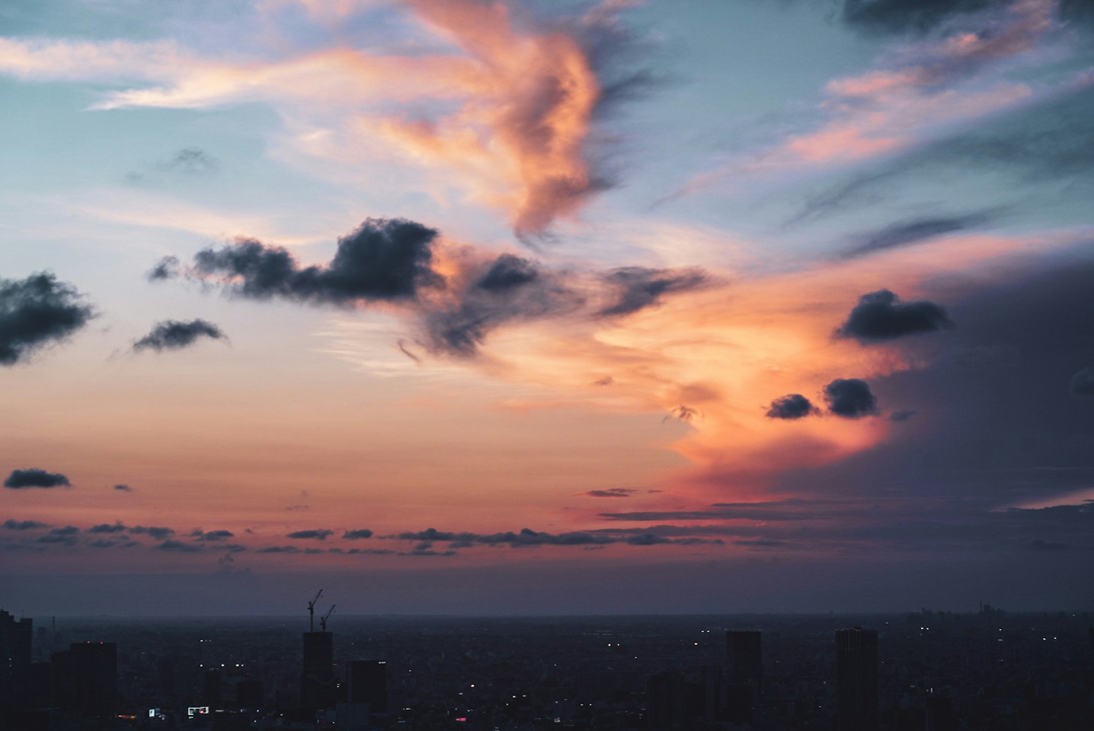 夕焼けの空と街の夜景が広がる眺望