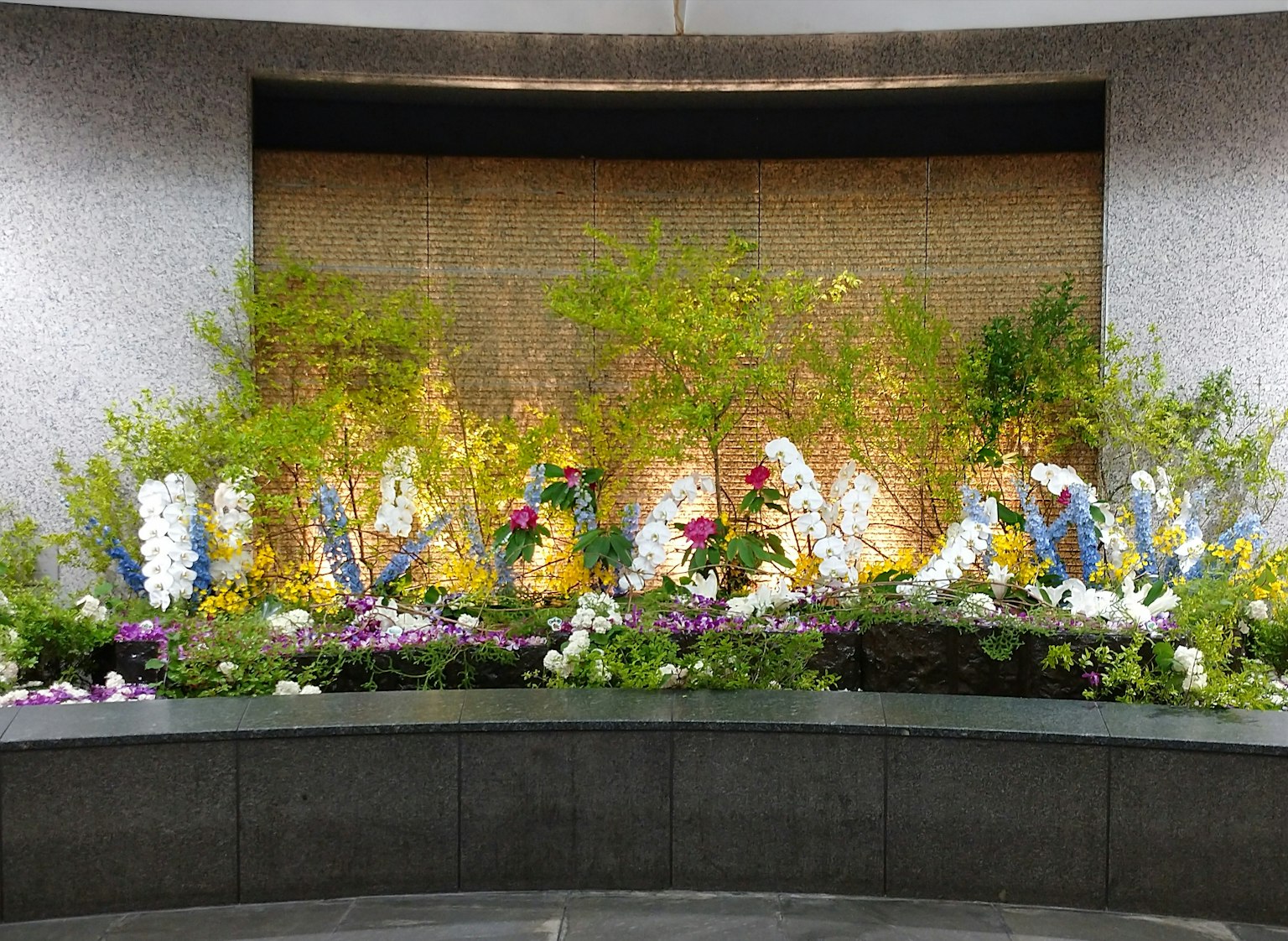 การจัดเรียงดอกไม้สดและพืชสีเขียวที่สวยงาม