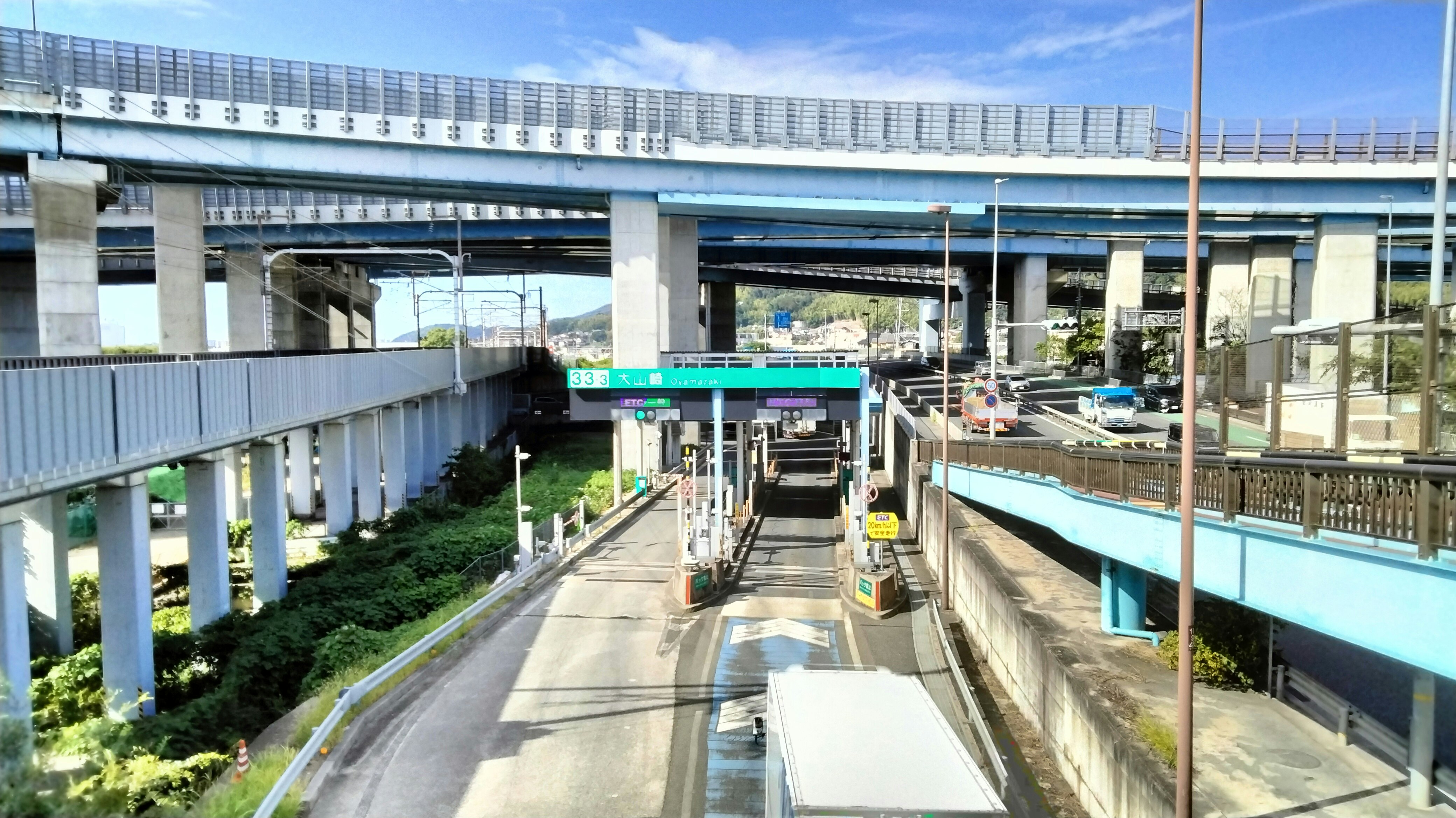高架高架橋與道路相連的城市交通場景