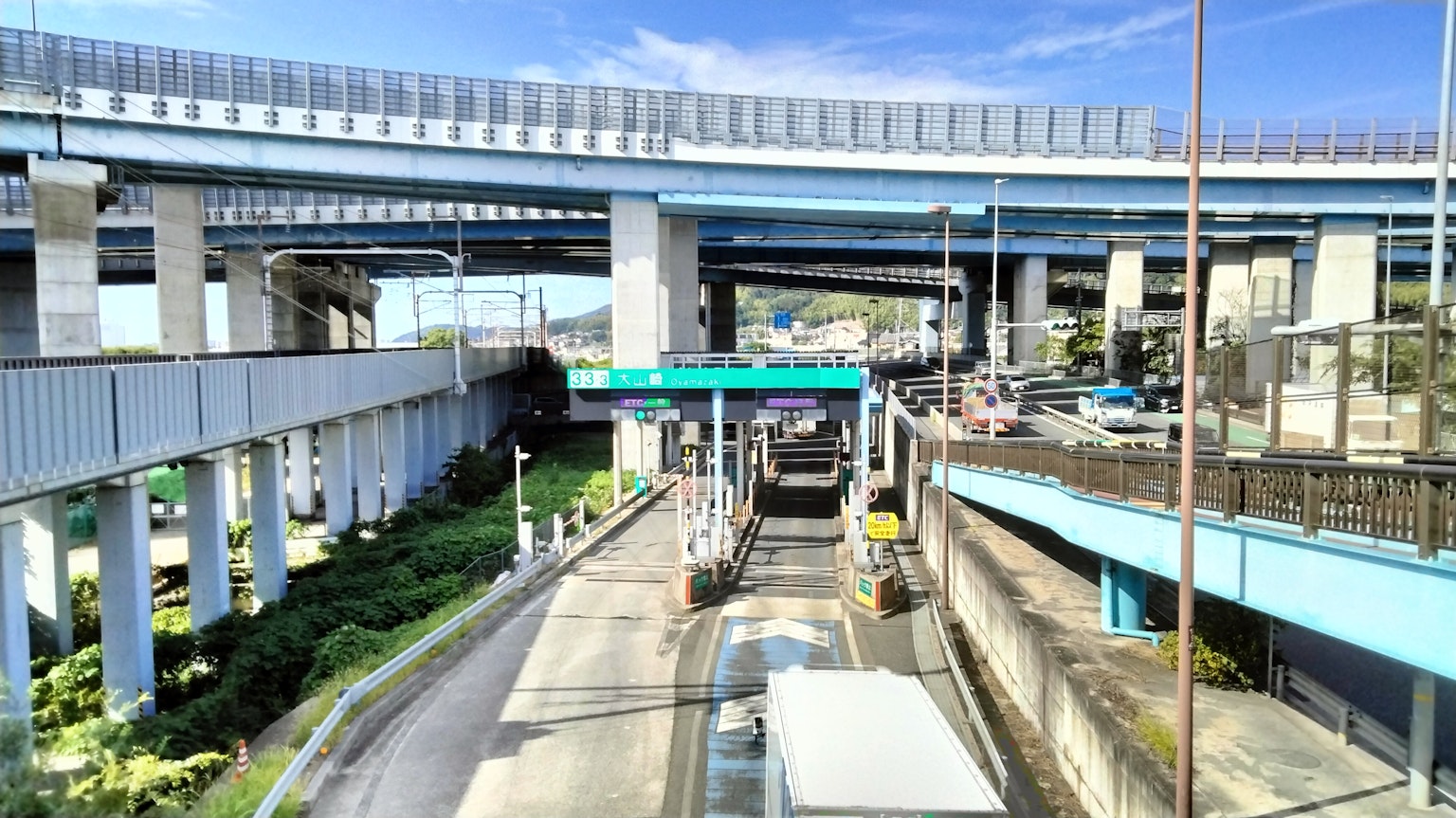 城市风景，带有高架公路和车辆
