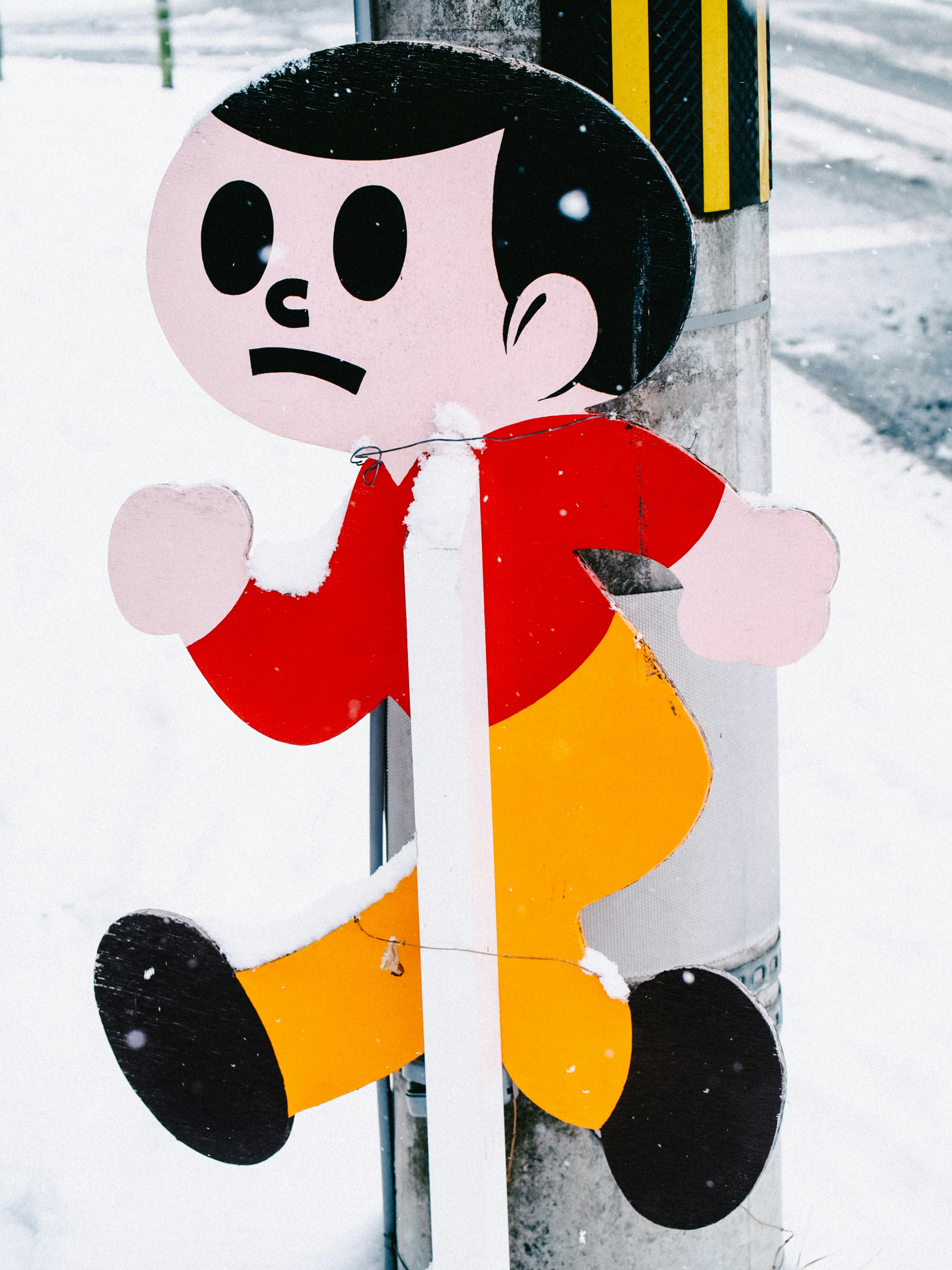 雪の中の赤いコートのキャラクターの壁飾り