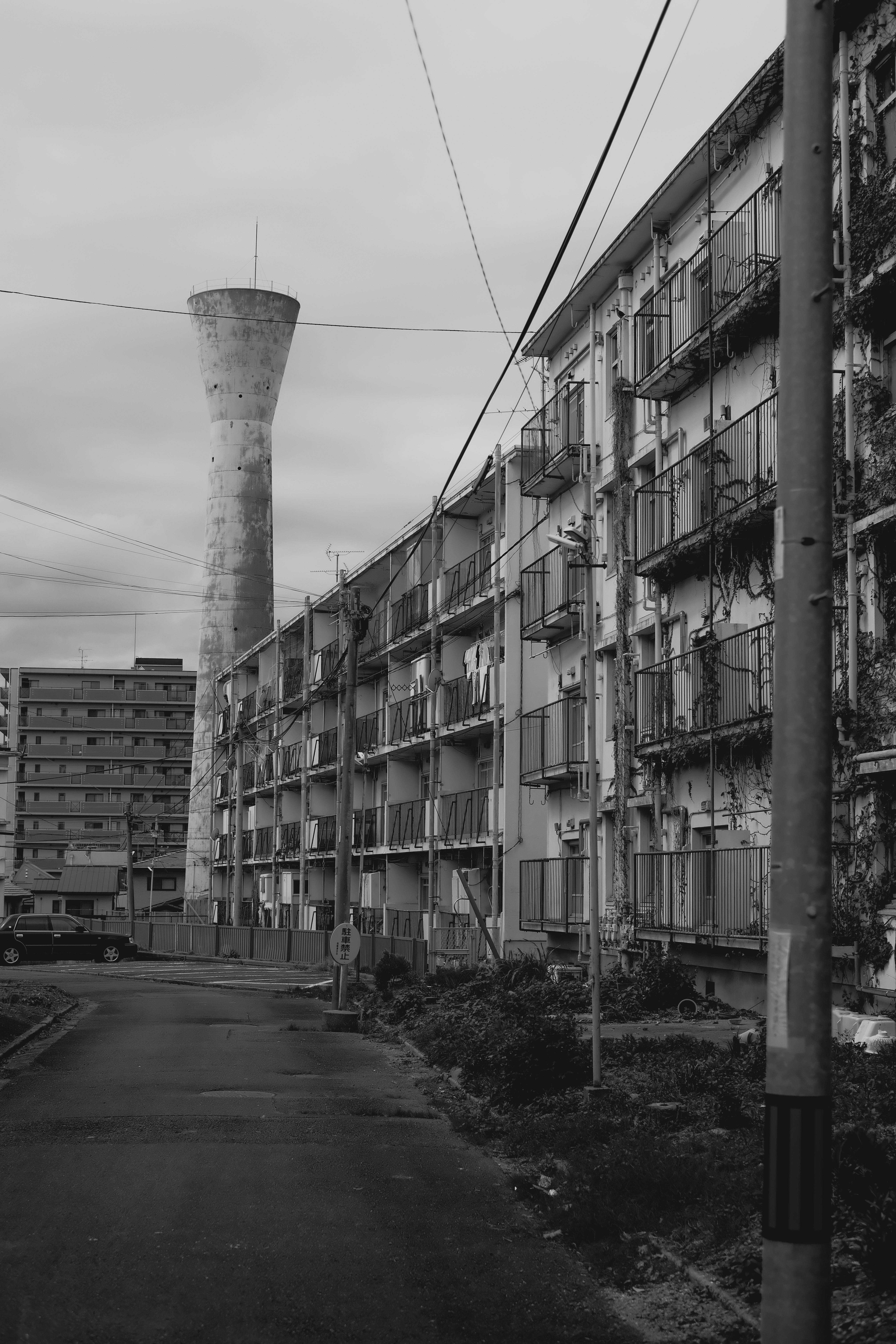桃陵の塔を望む昭和風の集合住宅の並ぶ路地
