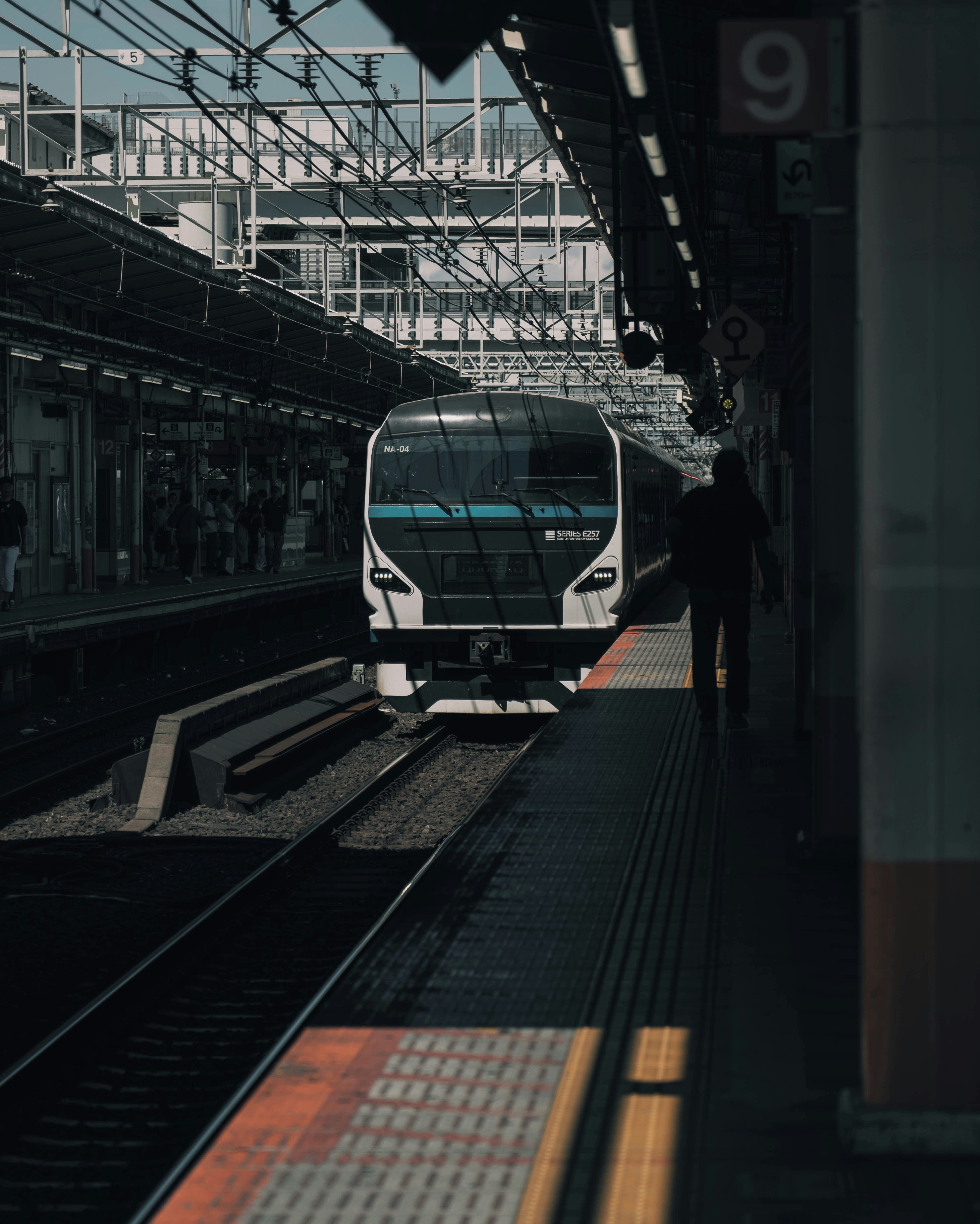 高架駅のホームを走る電車の正面
