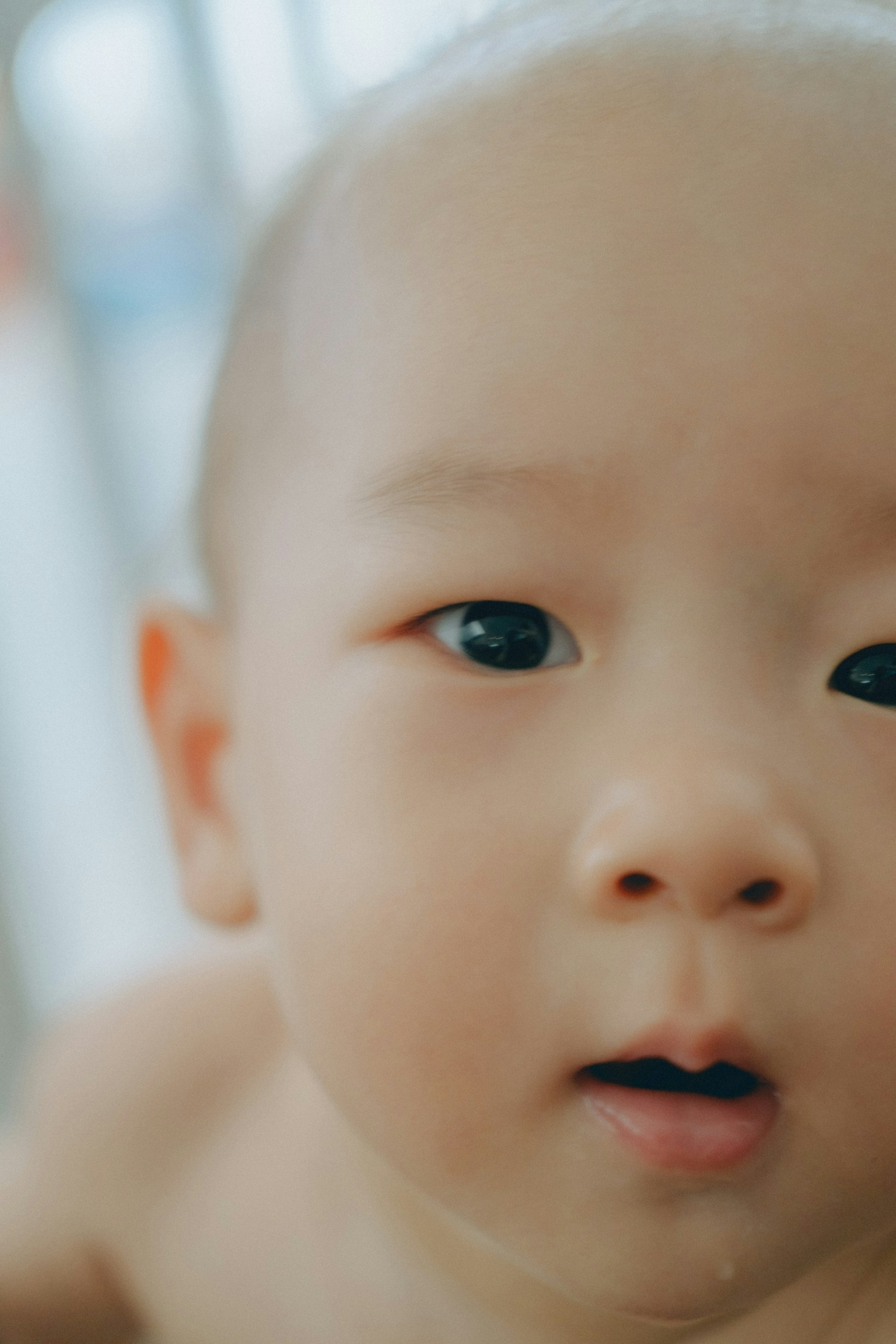 嬰兒面部特寫 表情好奇和大眼睛