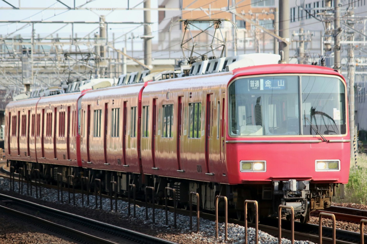 Un tren rojo circulando por las vías