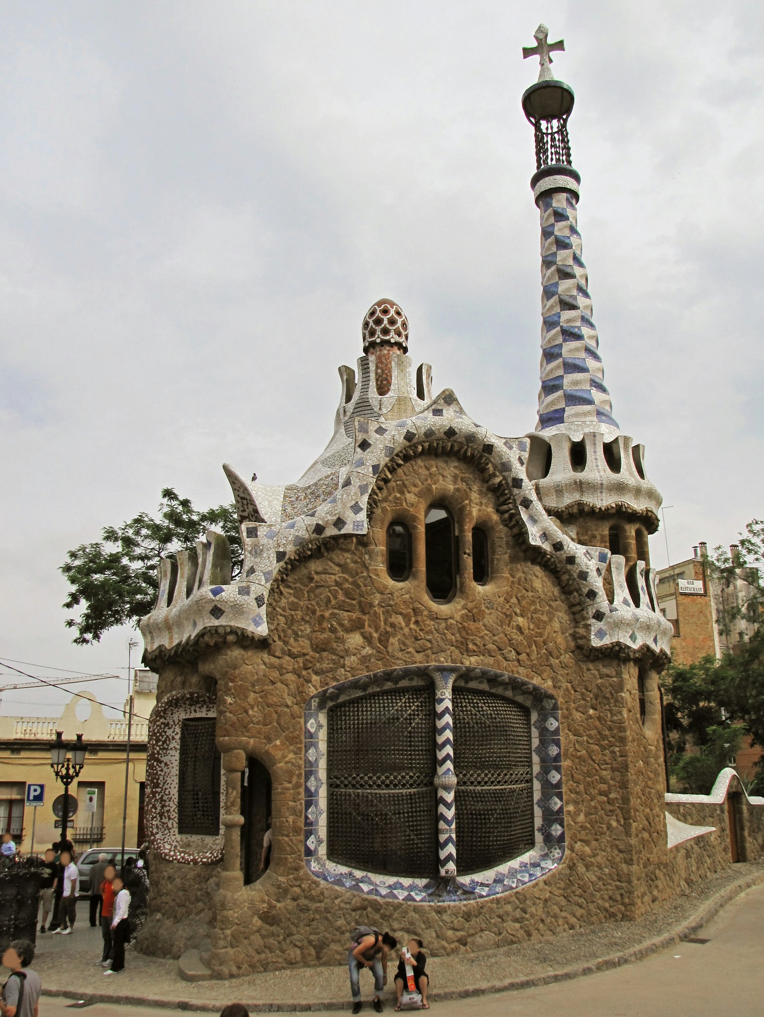 Edificio arquitectónico único en el Parque Güell de Barcelona