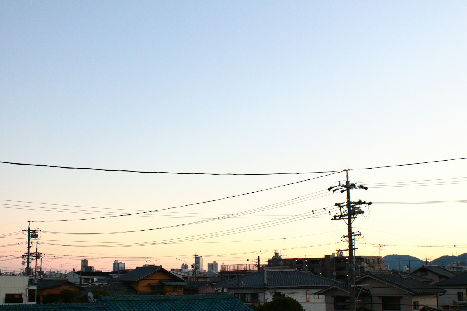 日落天空与城市轮廓