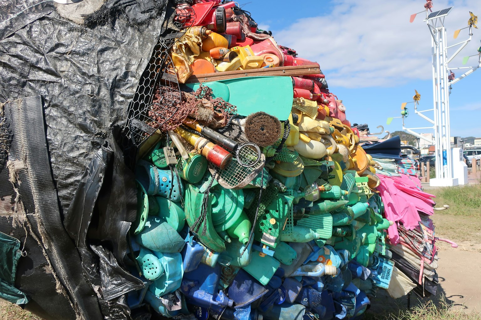 Déchets plastiques colorés empilés dans une disposition artistique