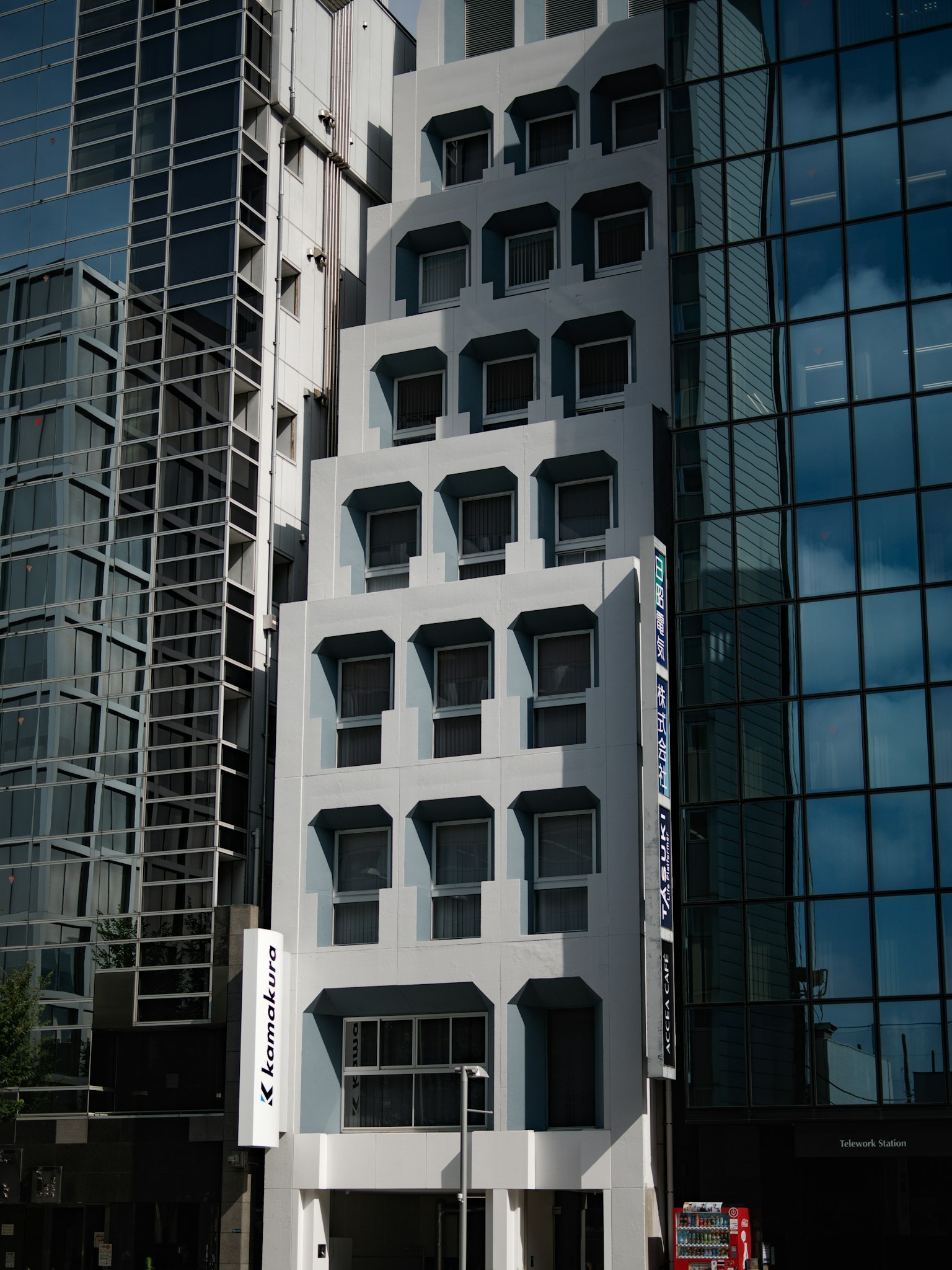 Foto de un edificio con exterior blanco y ventanas distintivas