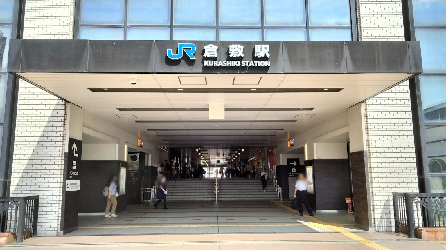 Entrée de la gare JR Takamatsu avec un design spacieux et lumineux
