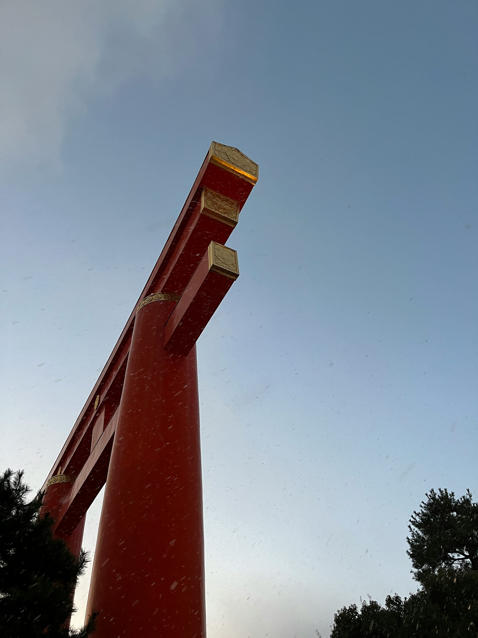 紅色鳥居在藍天背景下