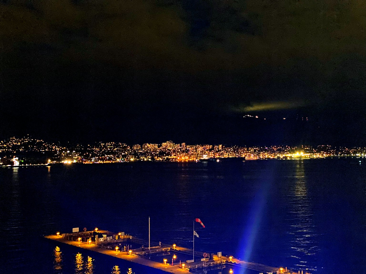 Bella vista notturna di un porto con barche illuminate