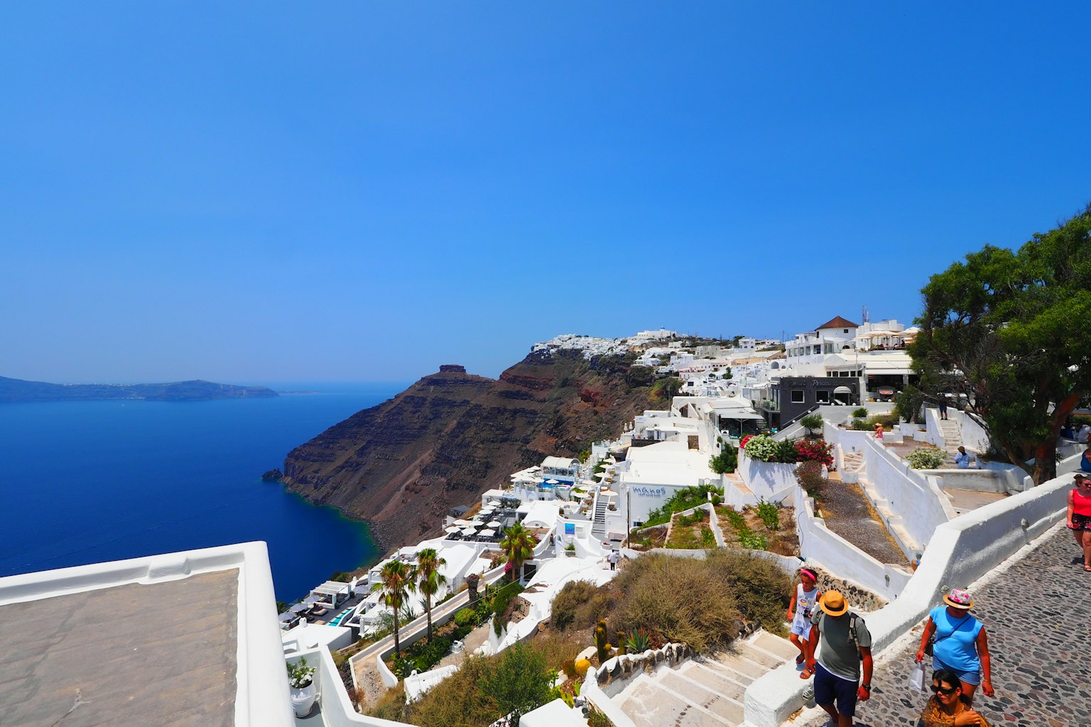 Malersicher Blick auf Santorin mit blauem Meer und weißen Gebäuden