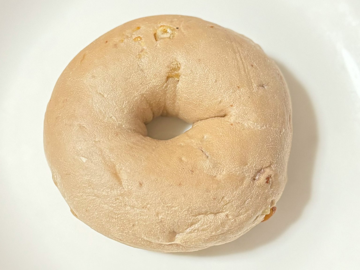 Ein Bagel auf einem weißen Teller