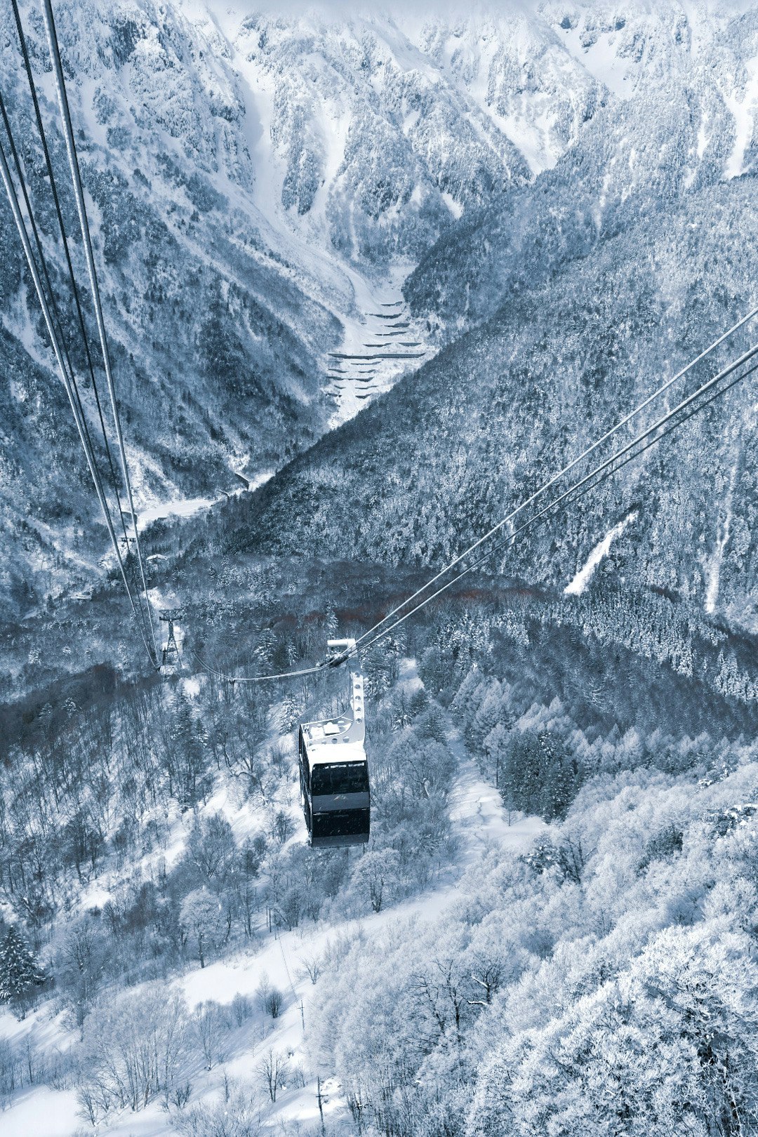 新穂高ロープウェイの雪山を走るゴンドラの眺め
