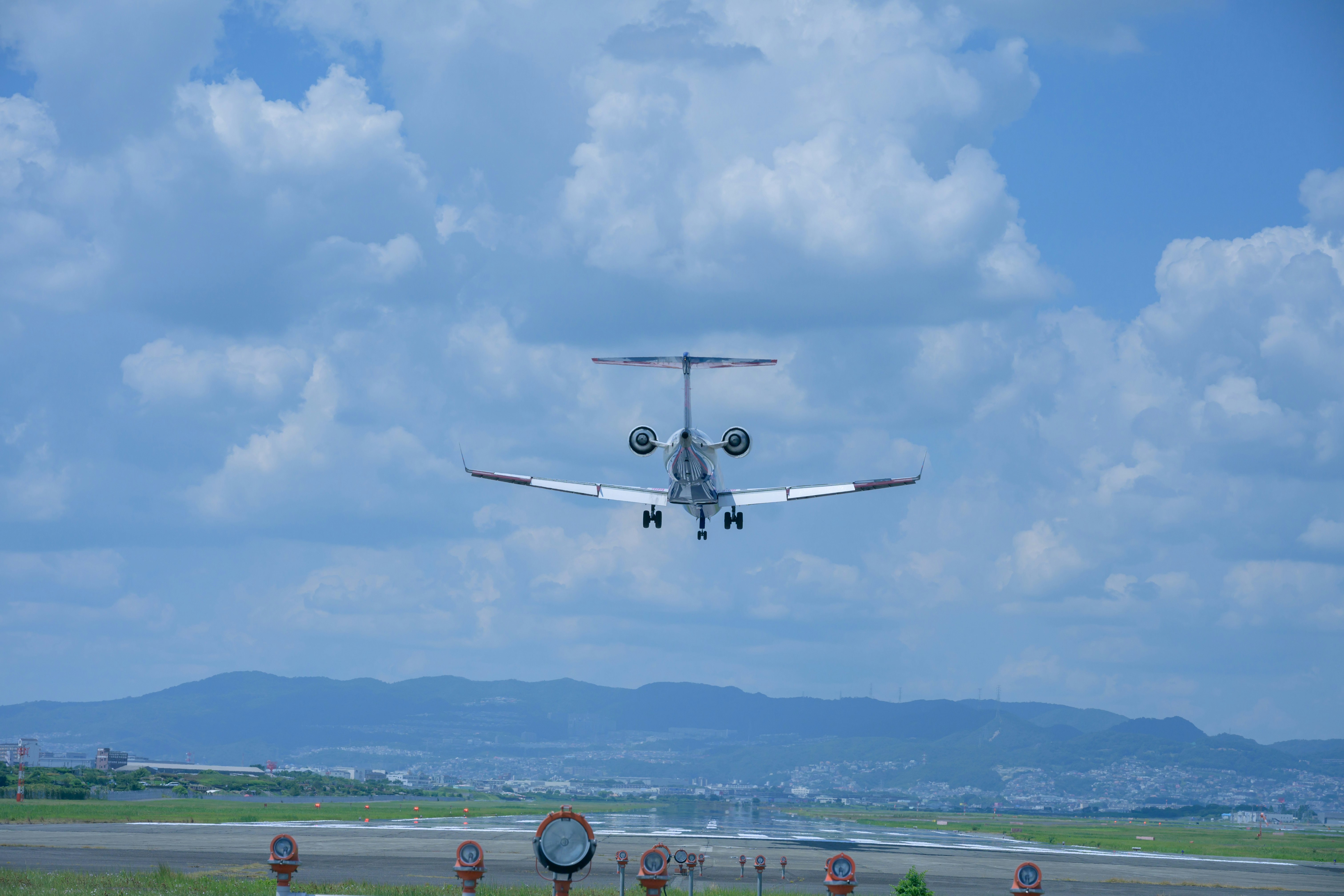 滑走路を進入する旅客機の正面姿