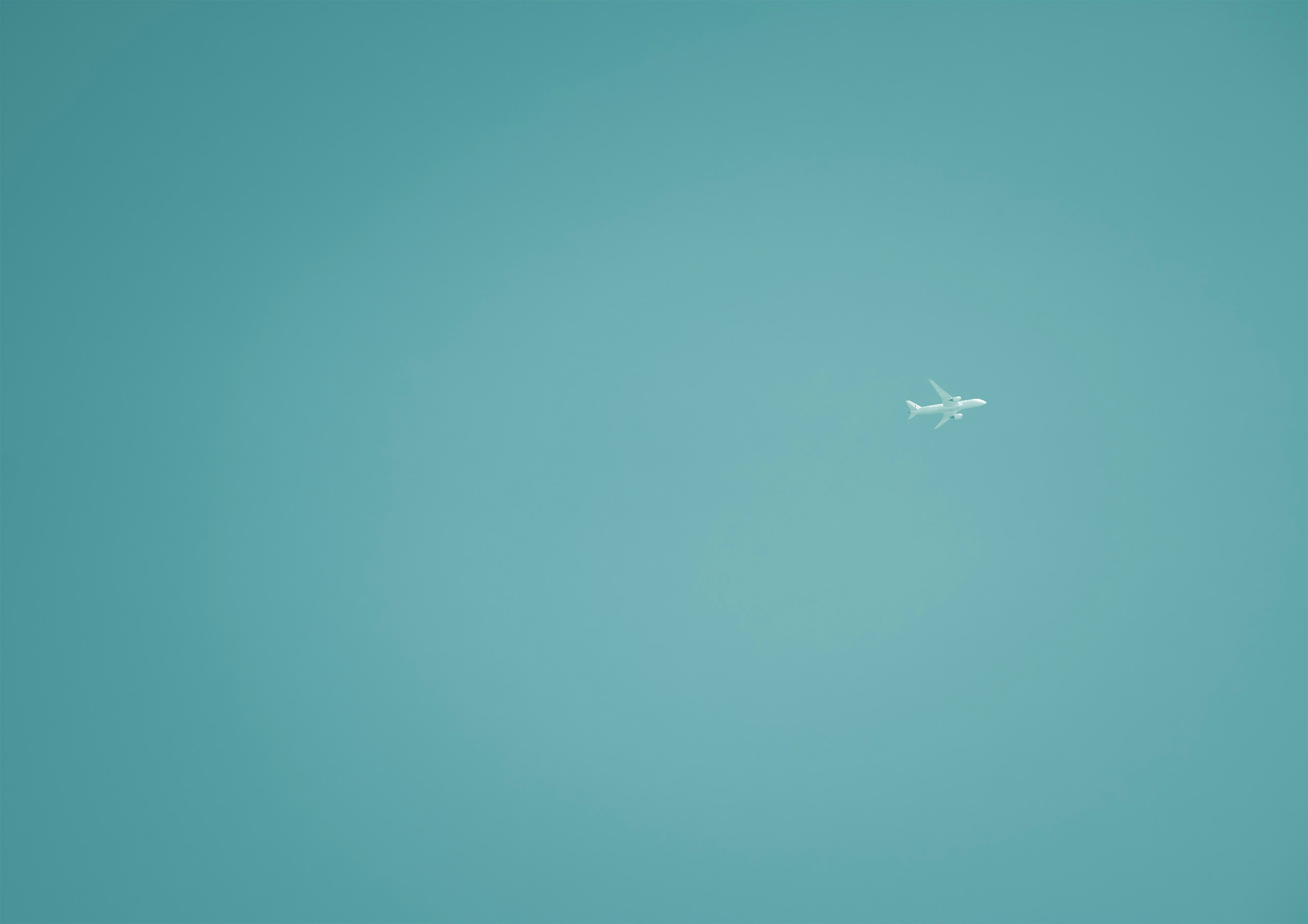 青い空に浮かぶ小さな飛行機