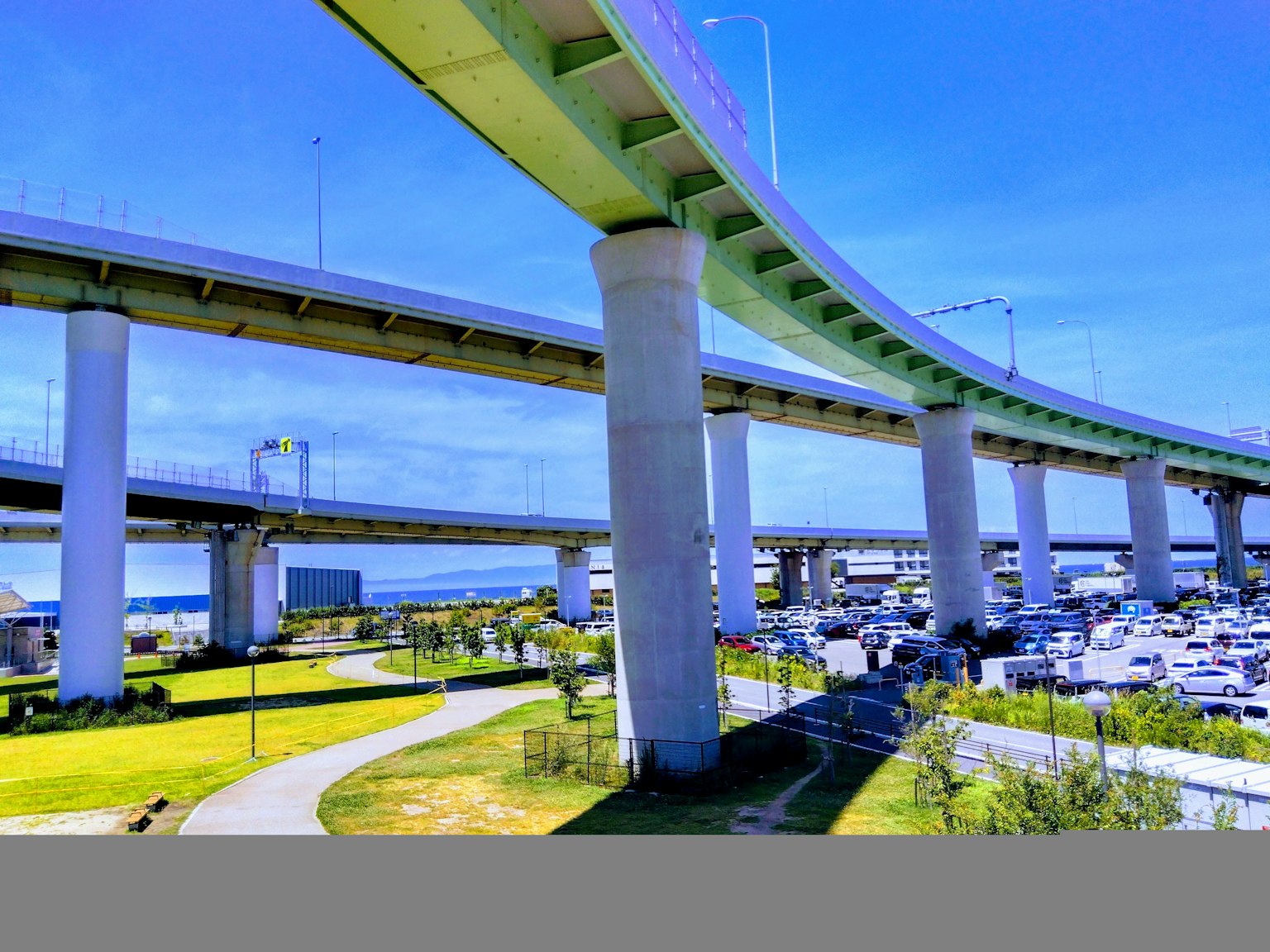Autoroute surélevée courbée avec des piliers de soutien sous un ciel bleu