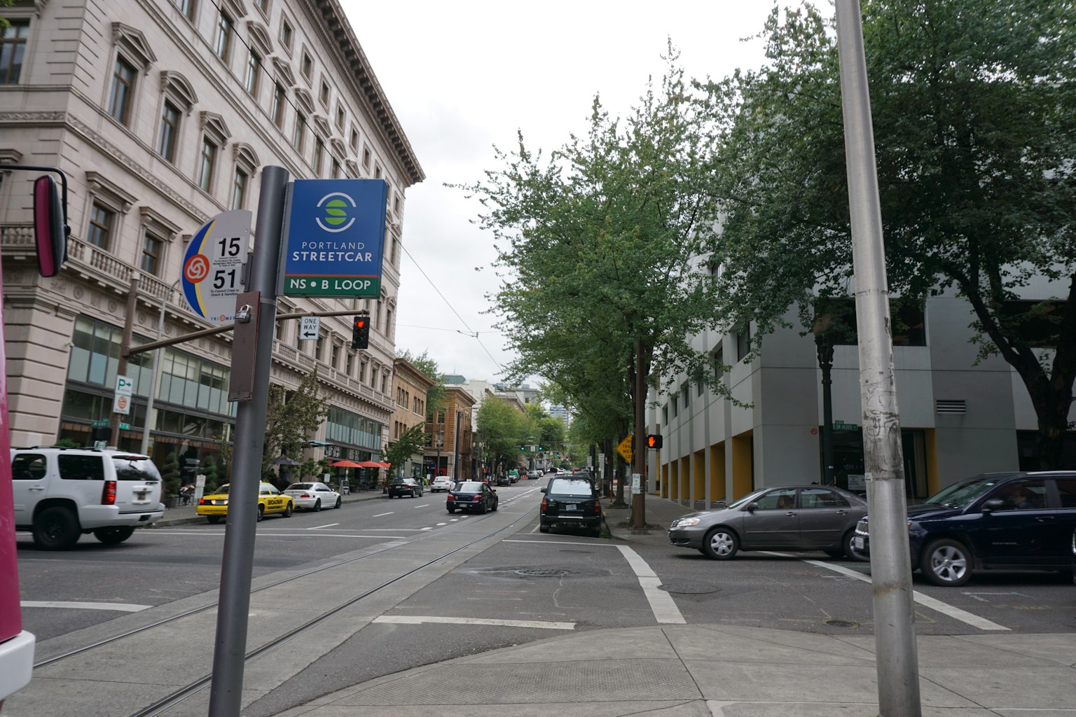Cảnh đường phố ở Seattle có xe cộ và cây xanh