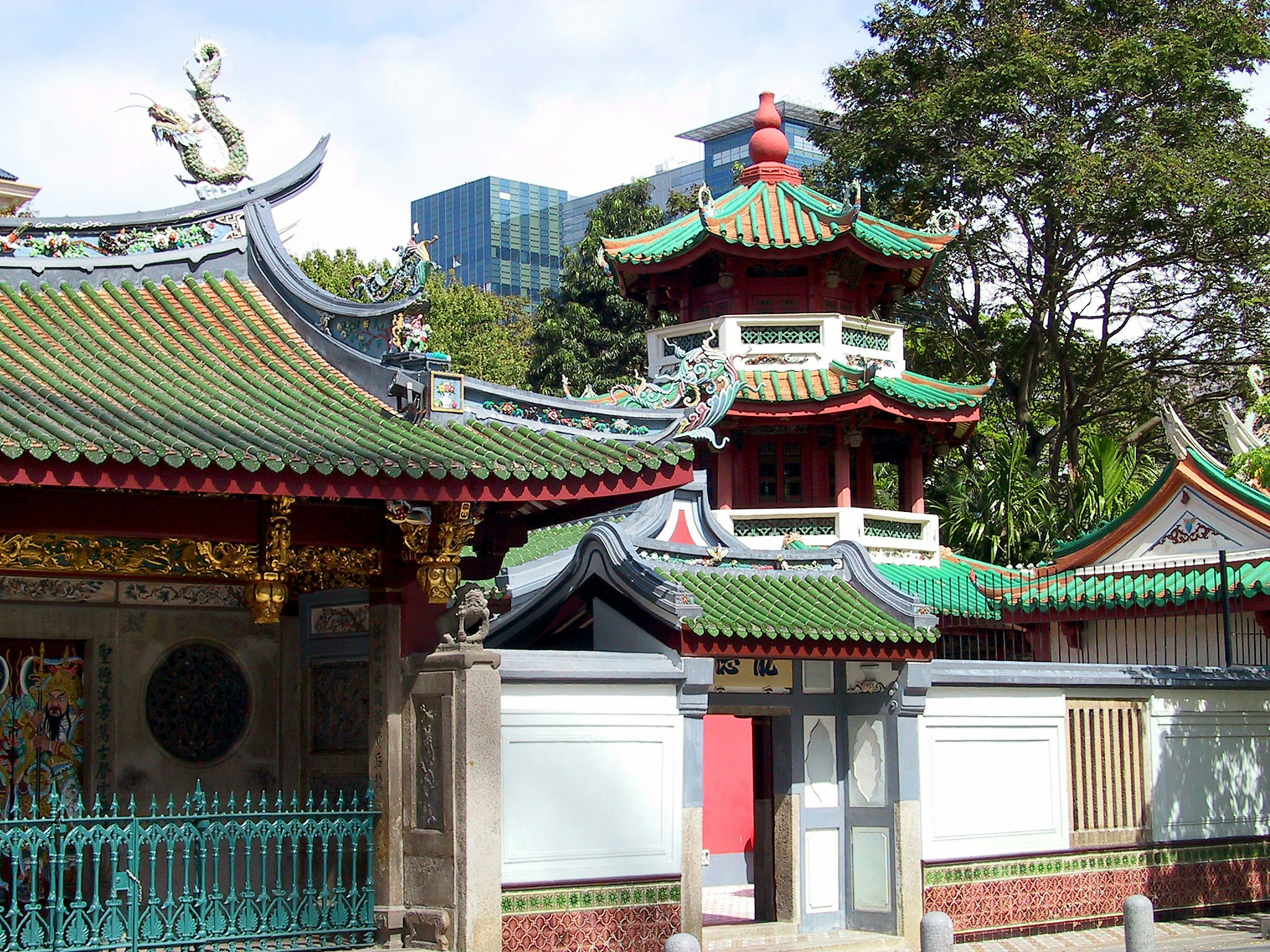 装饰华丽的寺庙大门与层叠屋顶的建筑外观