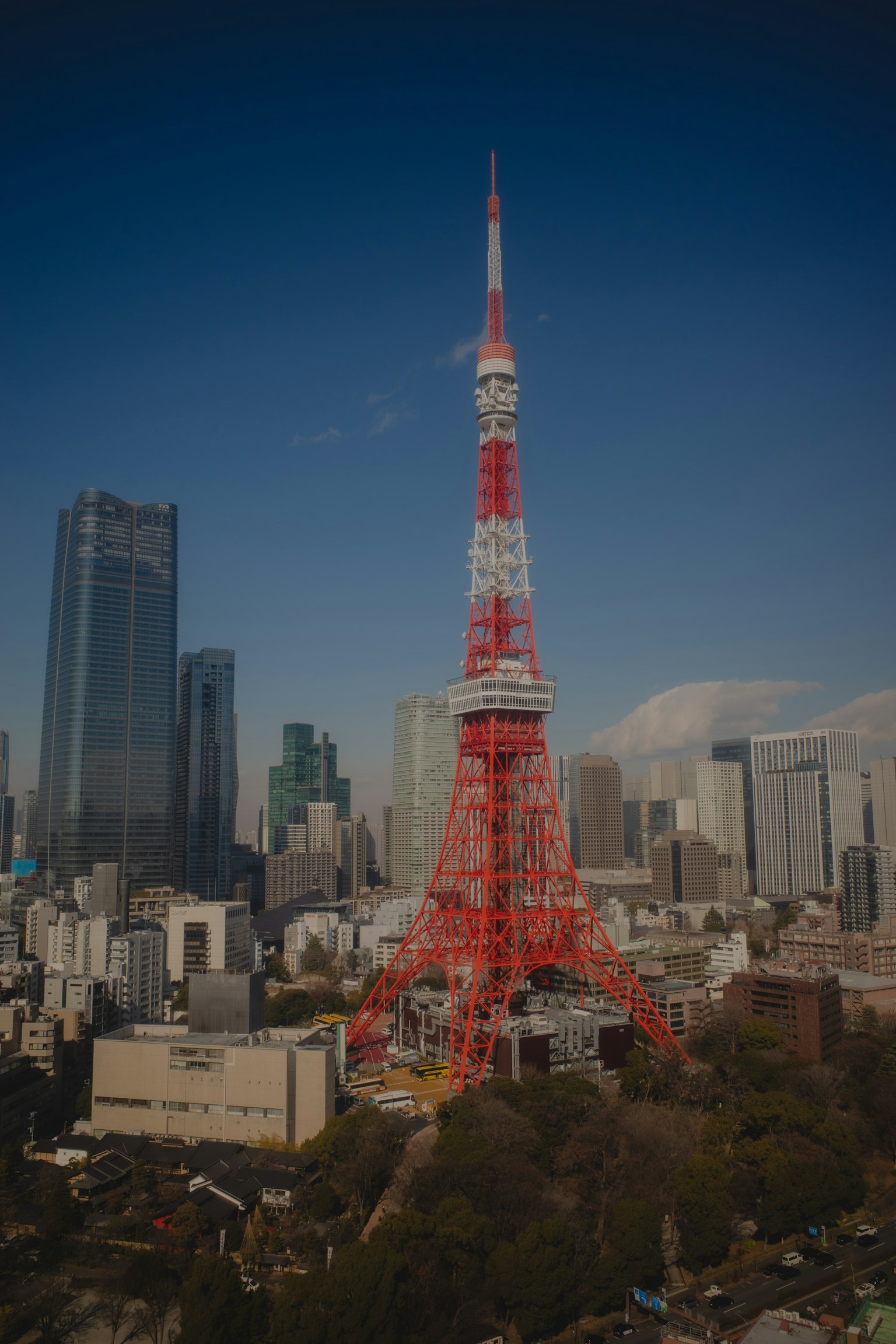 Torre de Tokio con estructura roja y blanca y paisaje urbano circundante