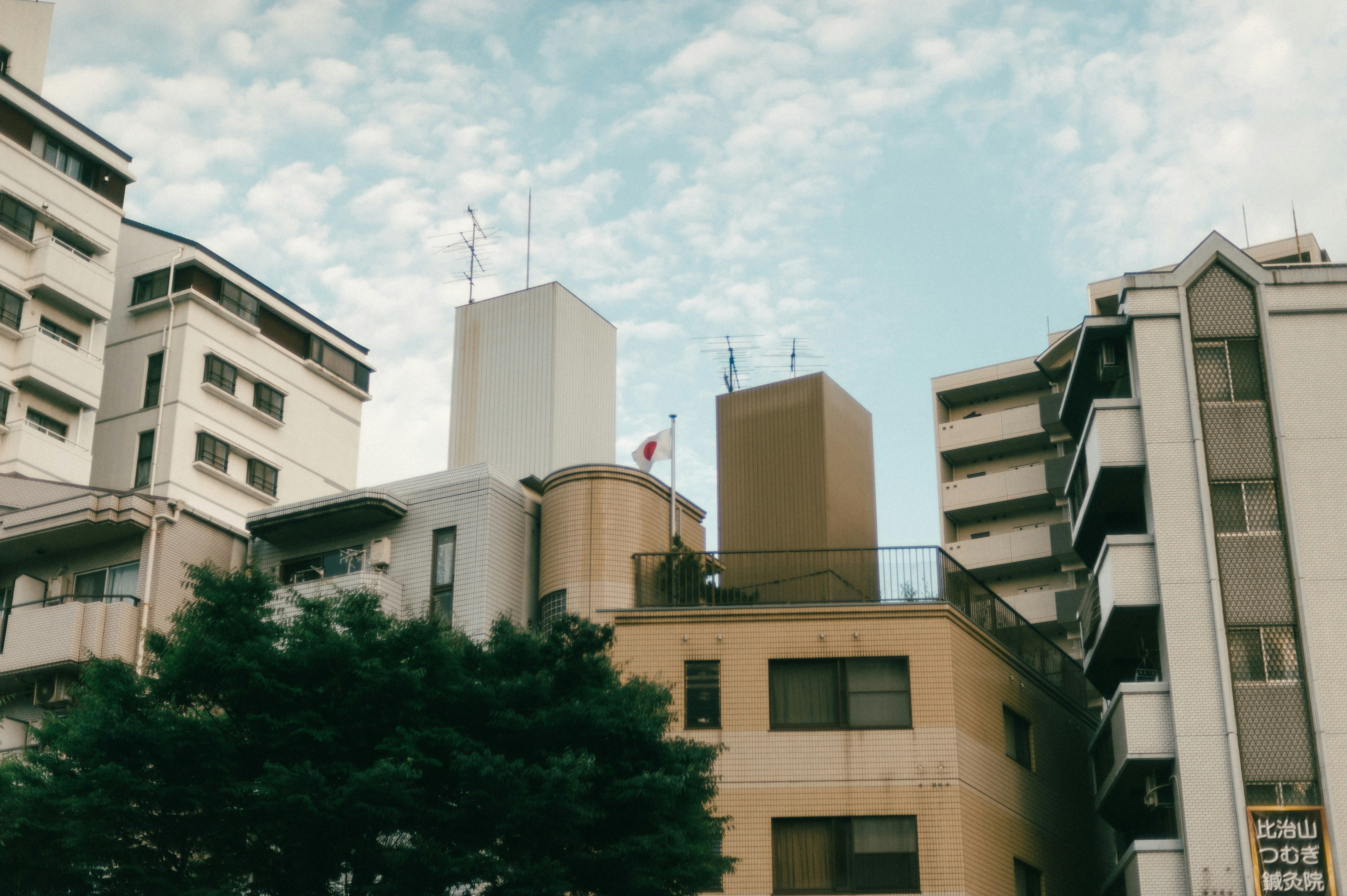住宅街の中にそびえる高層建物と空