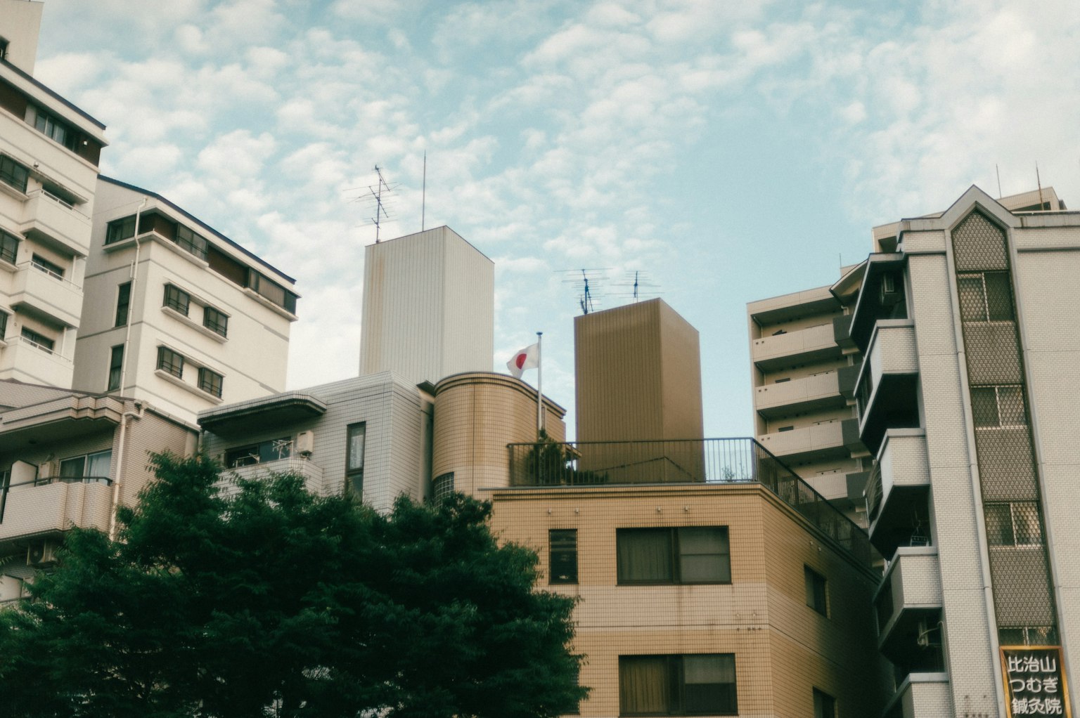 蓝天和云朵下的各种建筑屋顶