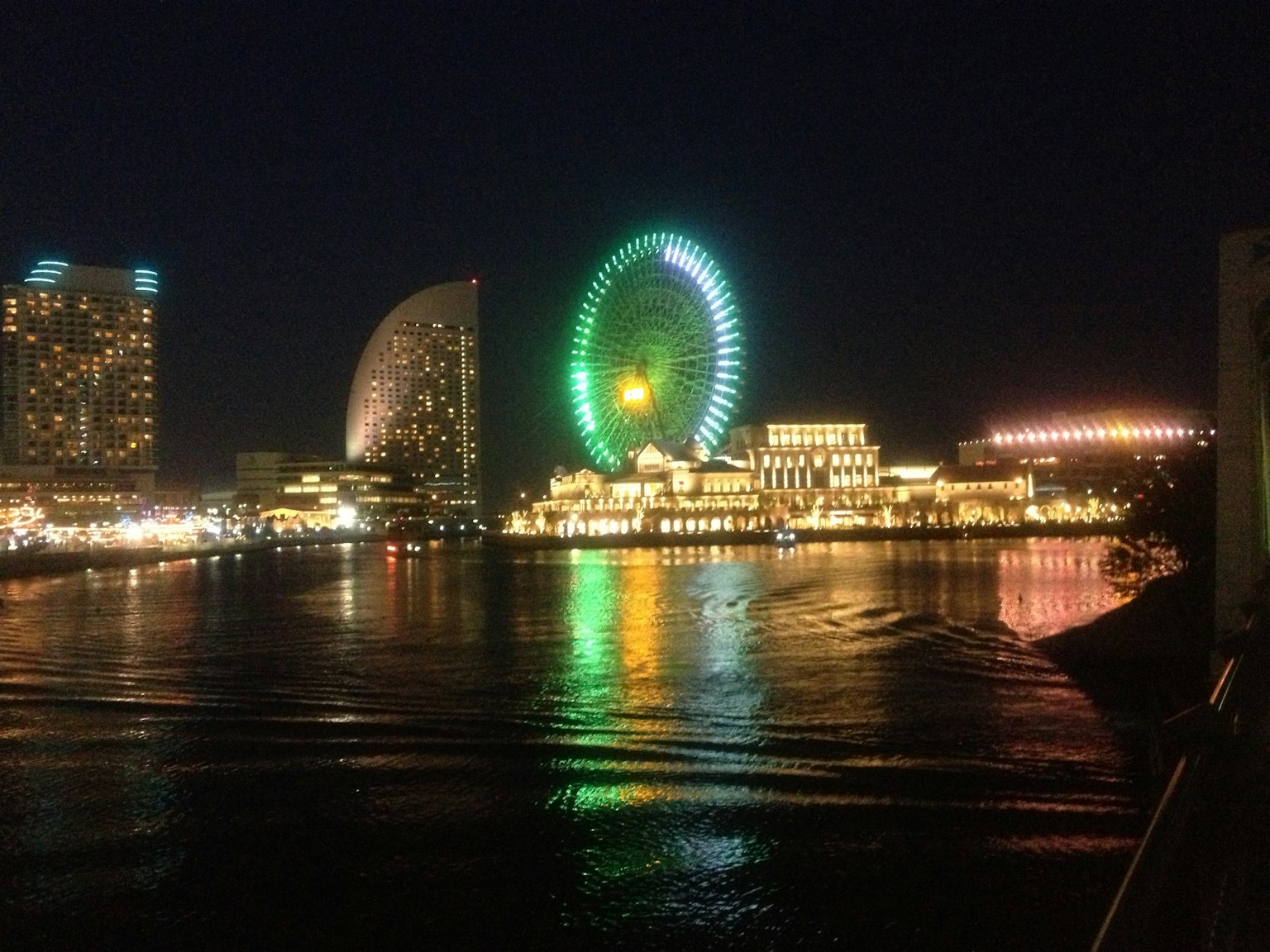 Nachtansicht von Yokohama mit einem grünen beleuchteten Riesenrad