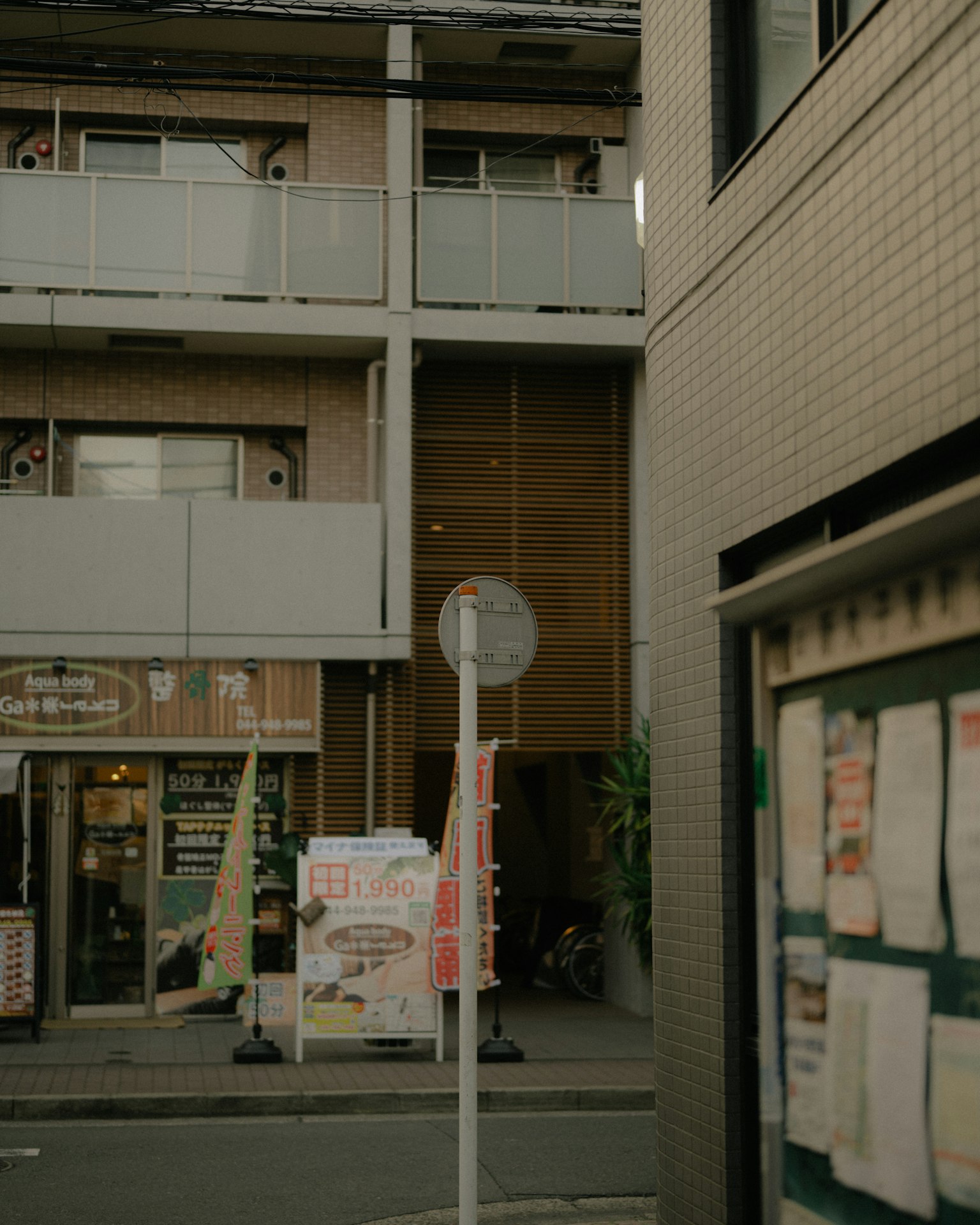 街角有商业建筑和标识