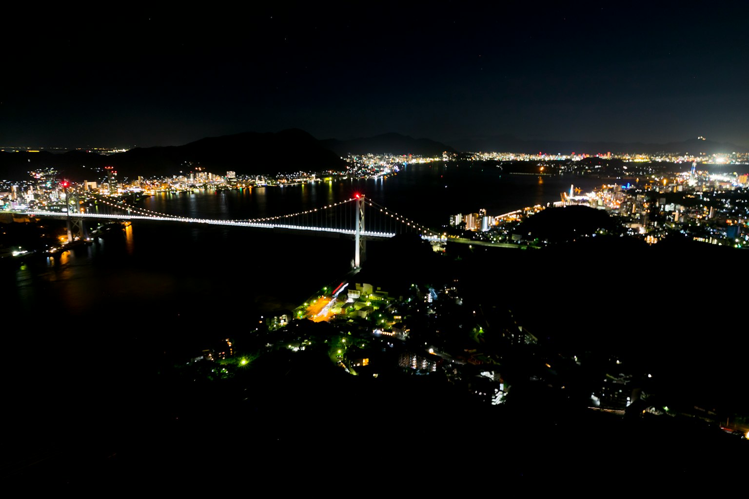 Pemandangan malam jembatan dan lampu kota
