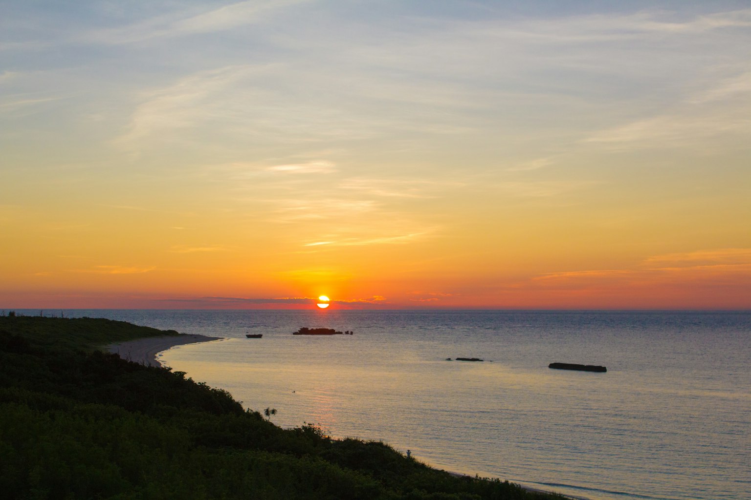 Bellissimo paesaggio del tramonto sul mare colline verdi e acqua calma