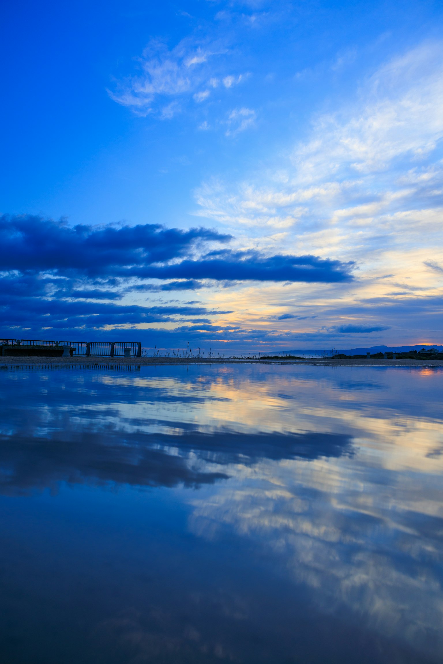 Schöne Meeresansicht mit blauen Himmel und Wolkenreflexionen