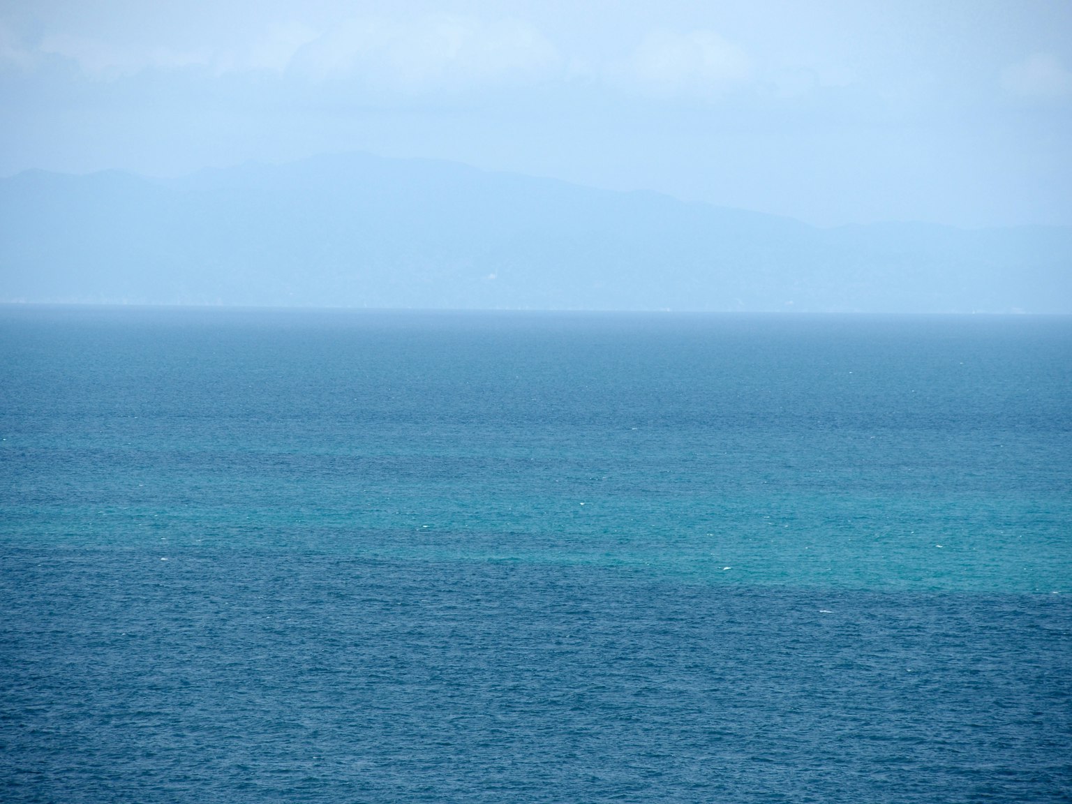 Vista di un oceano calmo con diverse sfumature di blu