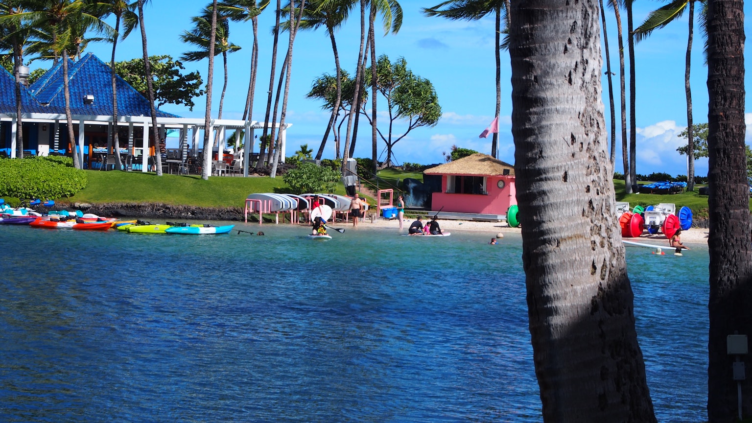 Des gens profitant du kayak sur une belle plage sous un ciel bleu