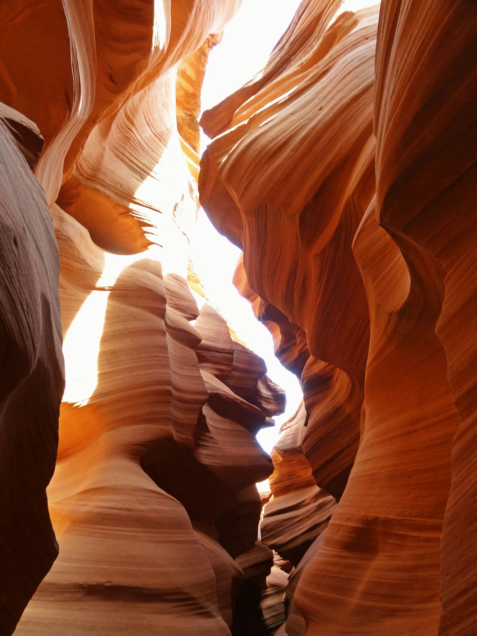 Impresionante cañón de arenisca roja iluminado por luz natural