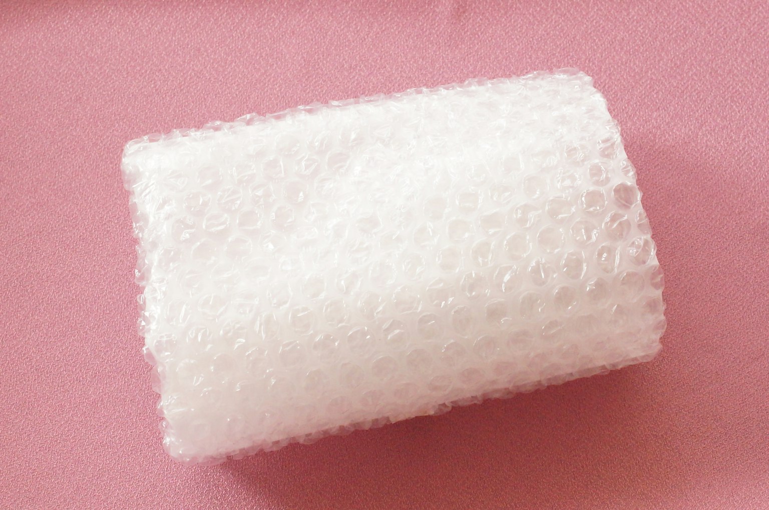 Objeto cilíndrico hecho de material de burbujas blancas