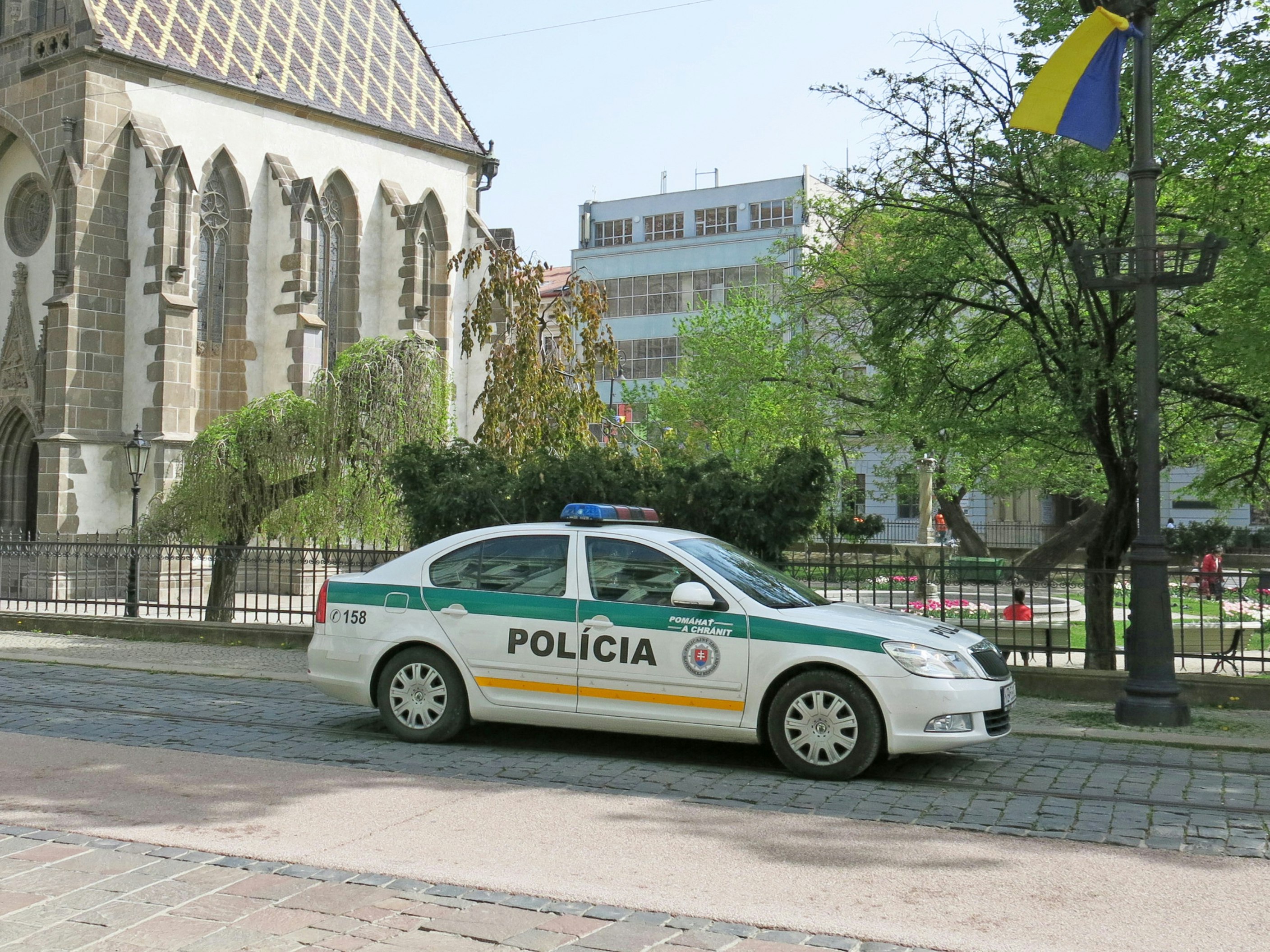 coche de policía estacionado en la esquina de una calle urbana