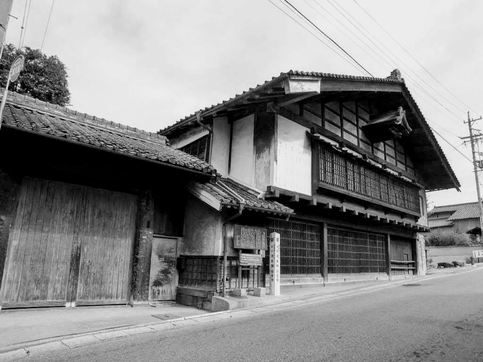 Una strada tranquilla con architettura giapponese tradizionale e edifici in legno