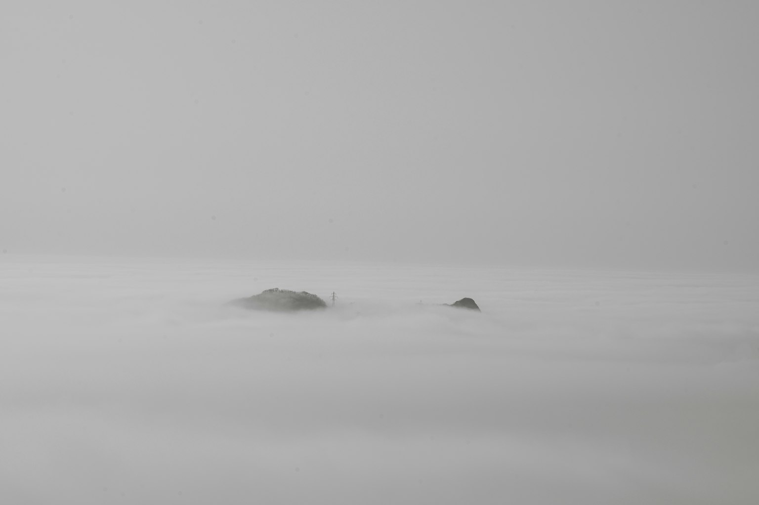 Pemandangan batu yang muncul dari kabut