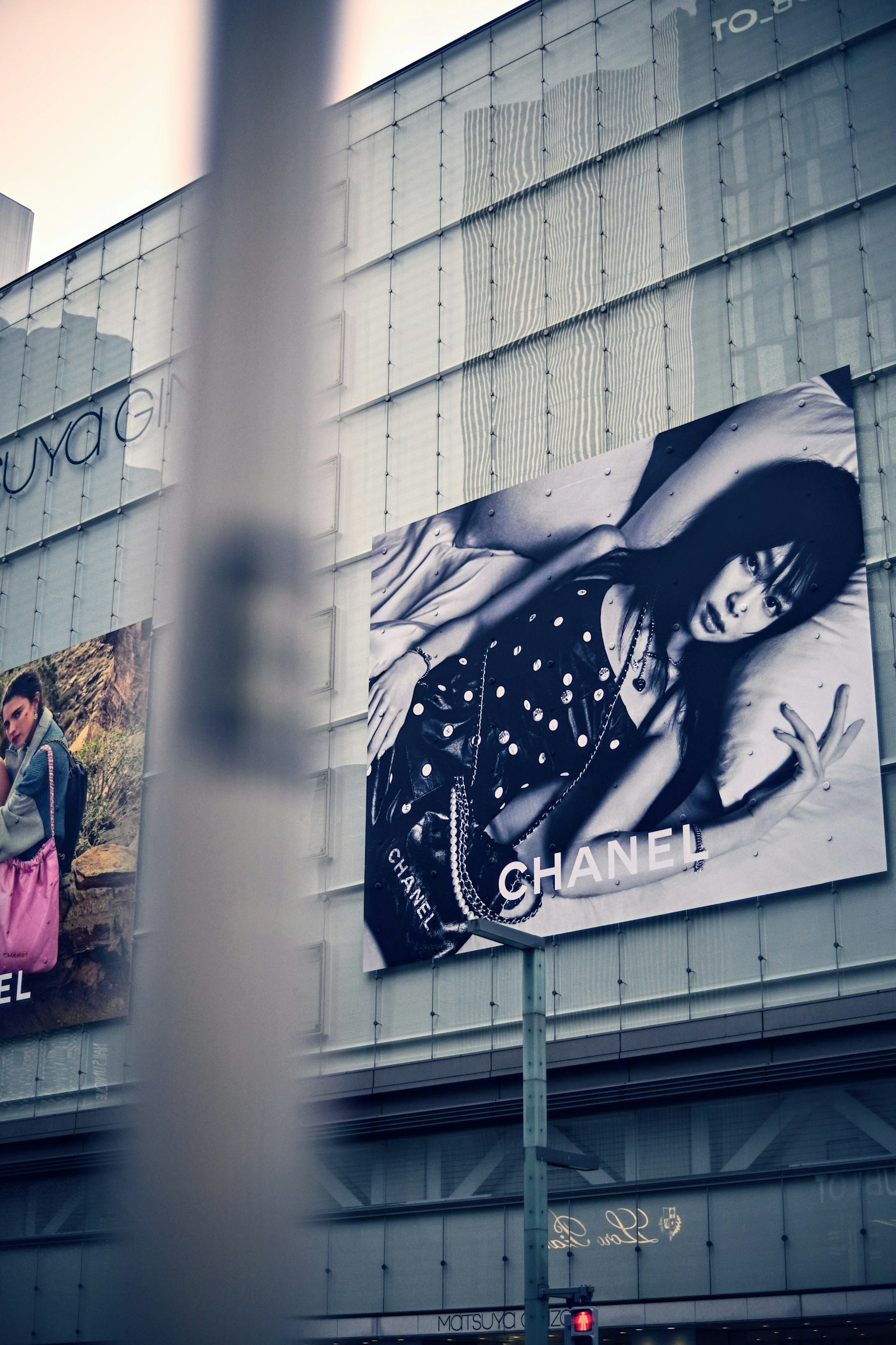 Immagine di una facciata di edificio con una pubblicità Chanel