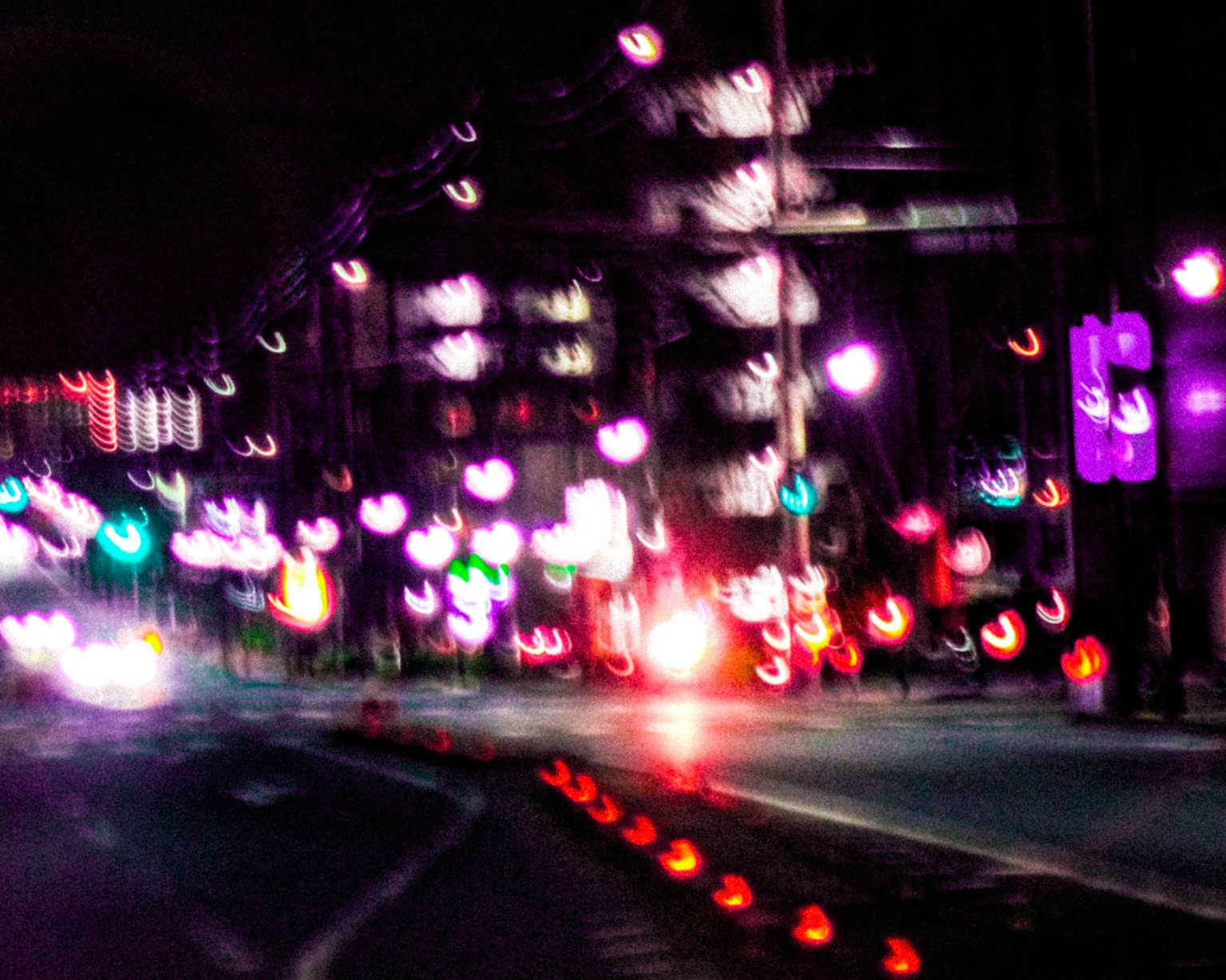 模糊的夜间城市景观与多彩的灯光