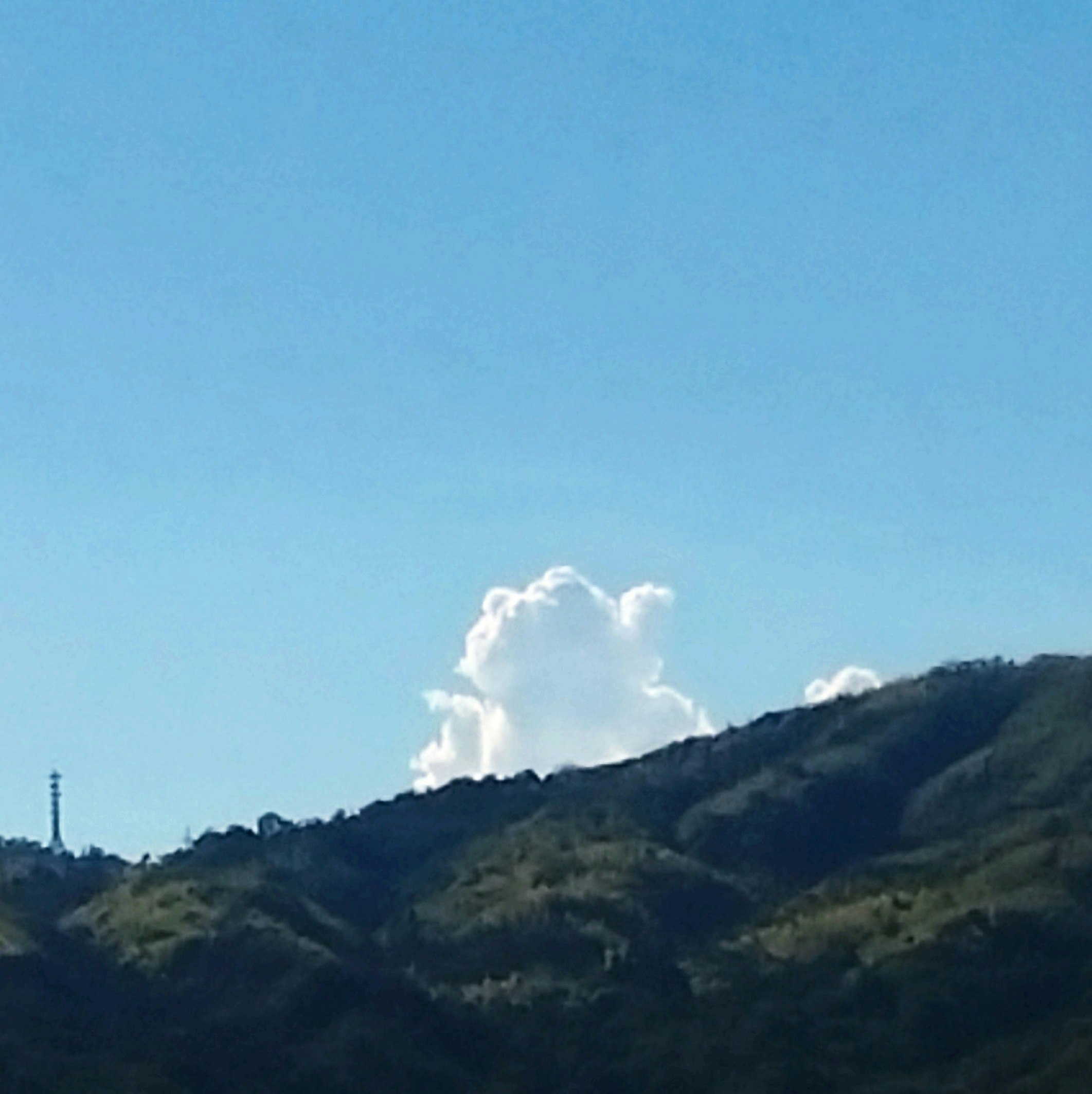 青空の下に広がる山の稜線と雲