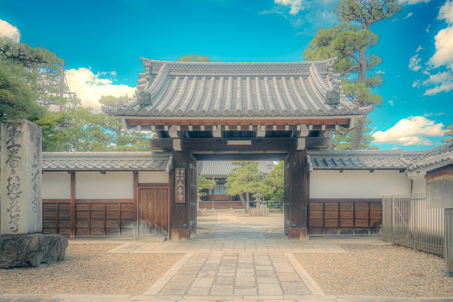 Puerta japonesa tradicional bajo un cielo azul brillante