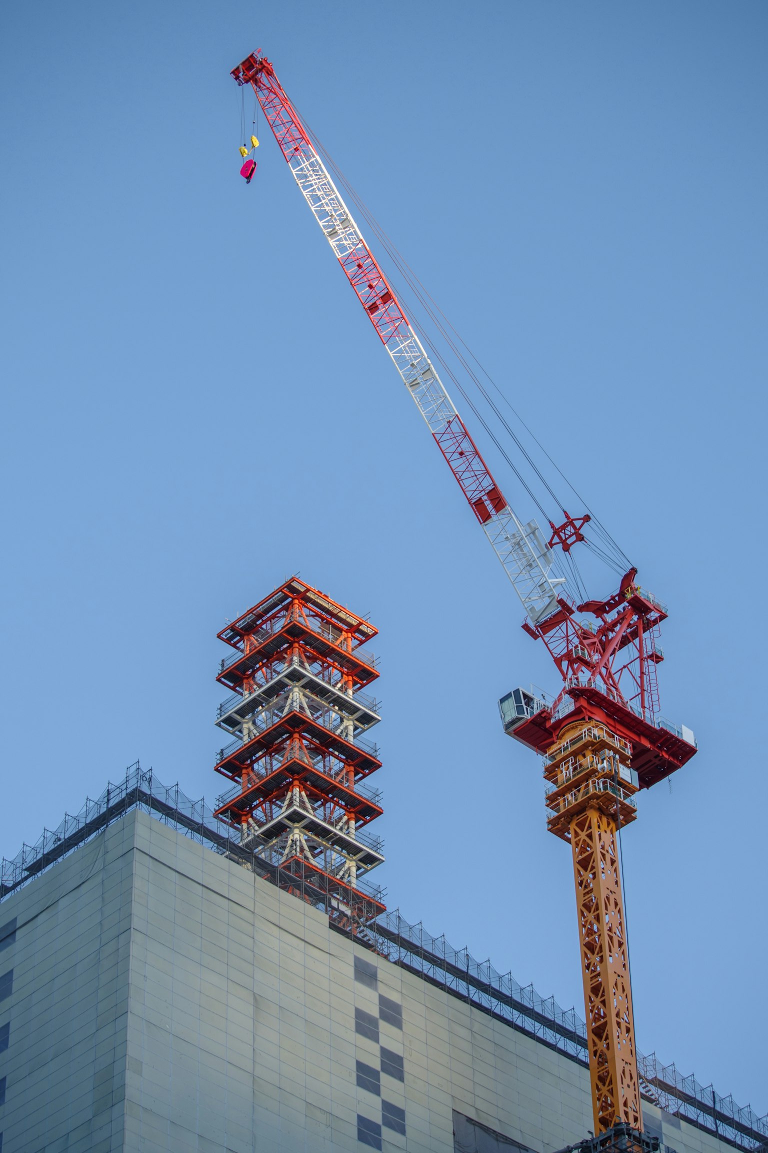 Sitio de construcción con una grúa y una estructura de edificio
