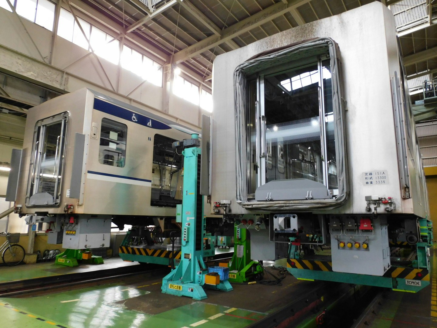 工廠車間內的大型工業設備與工作平台的生產線場景